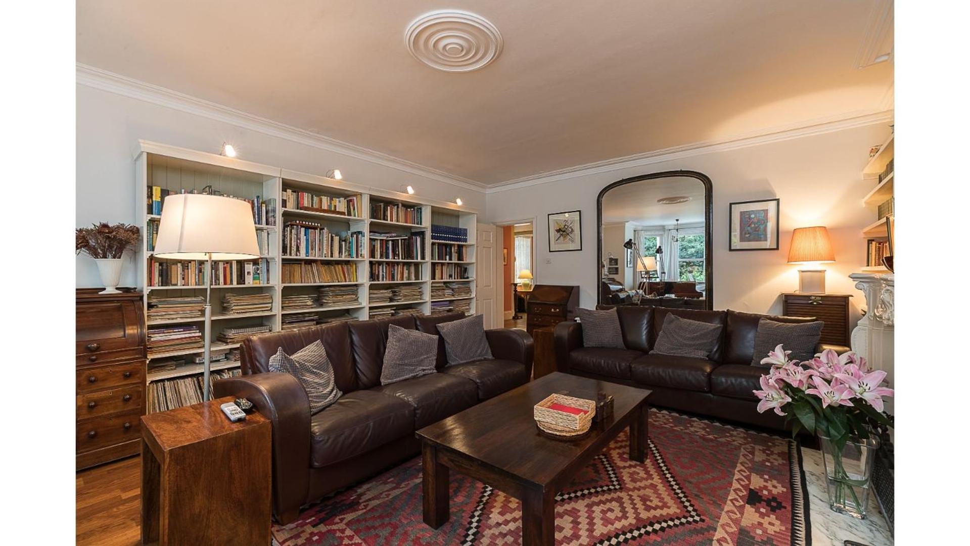 JOIVY Elegant 2 bed near Hampstead and Camden, sleeps 4
