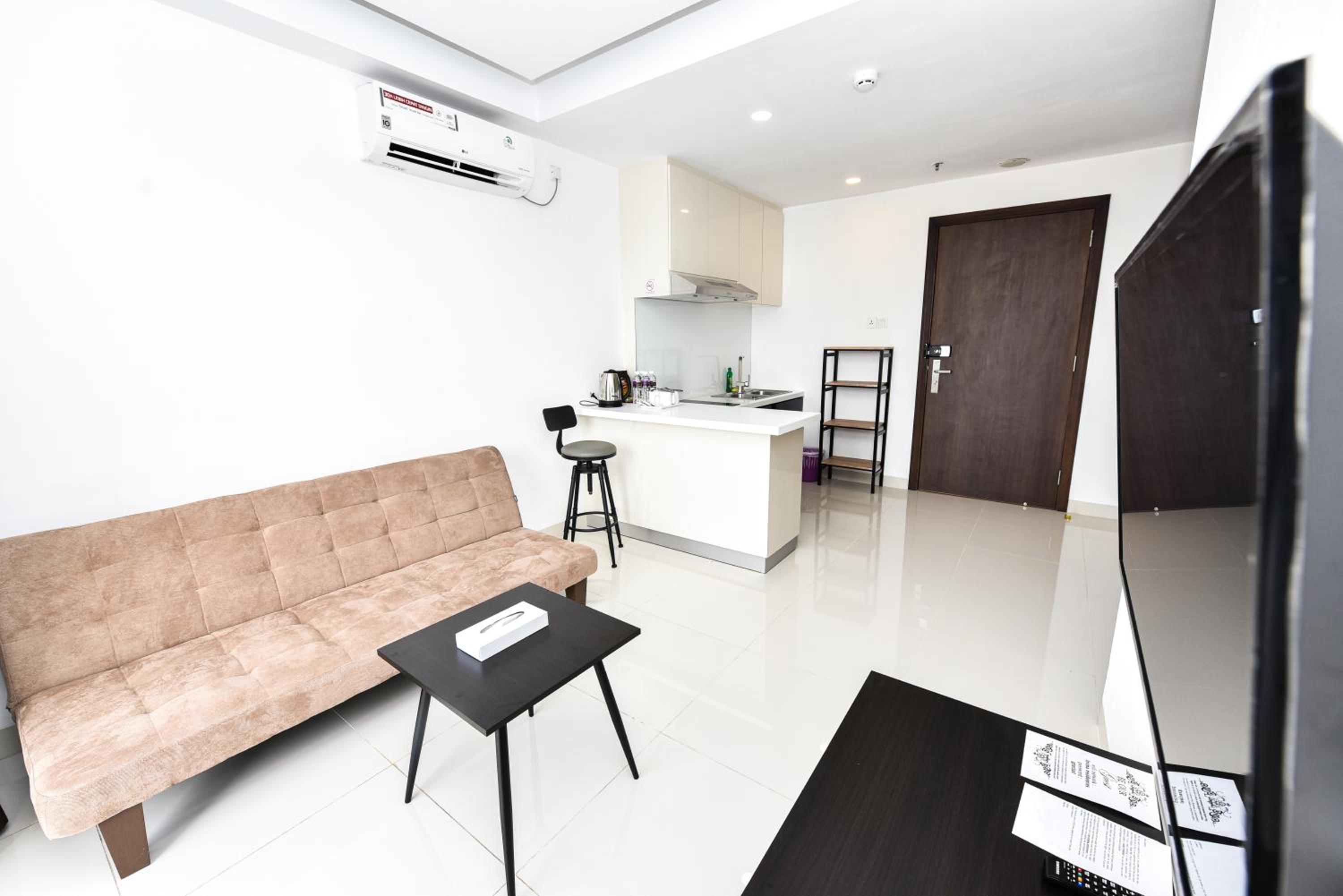 LOVINA 17-10 AT Harbour Bay Residences view 4