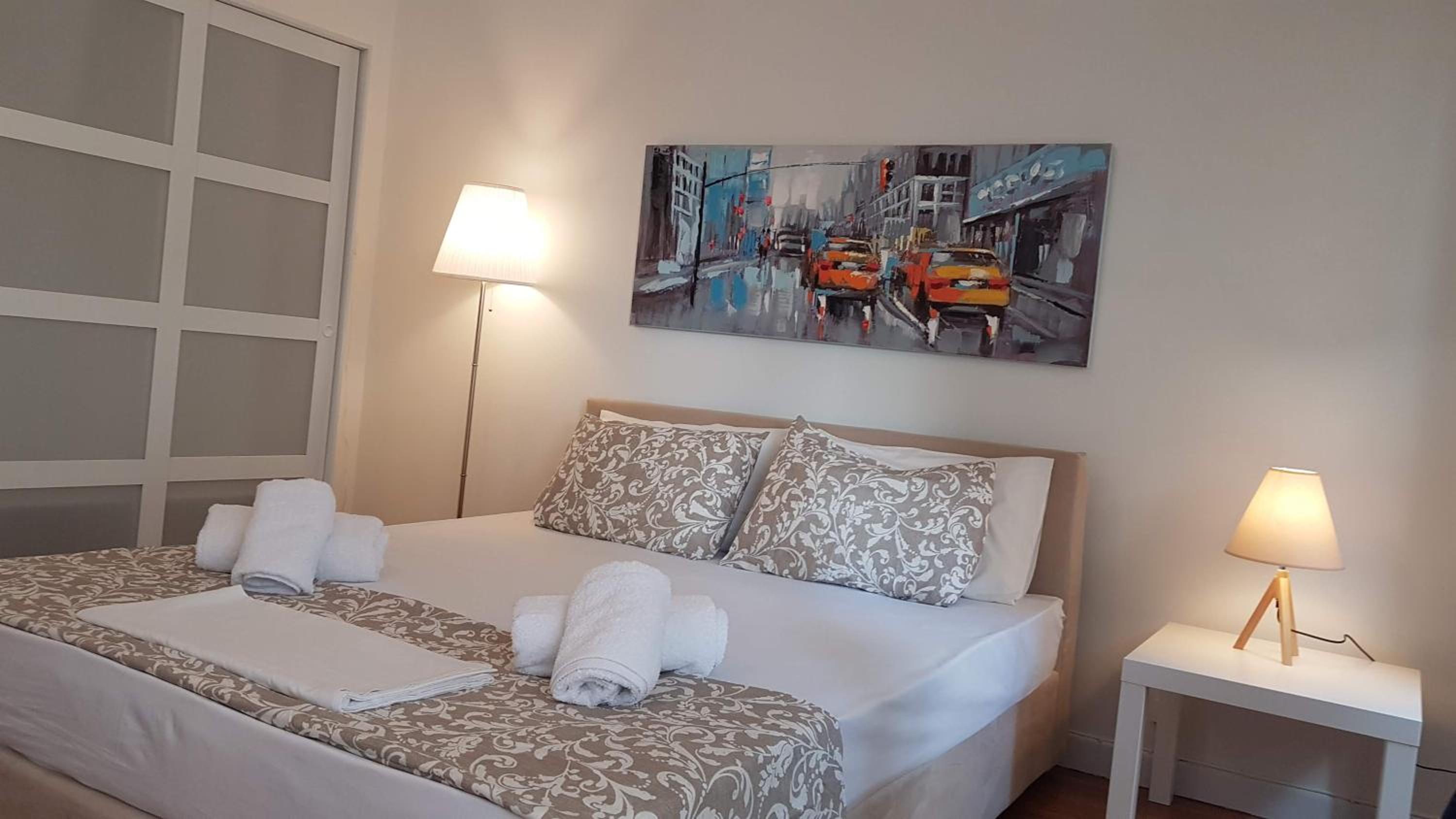 Ionian Apartment- Athens Center, 6 BD, 2.5 BATH