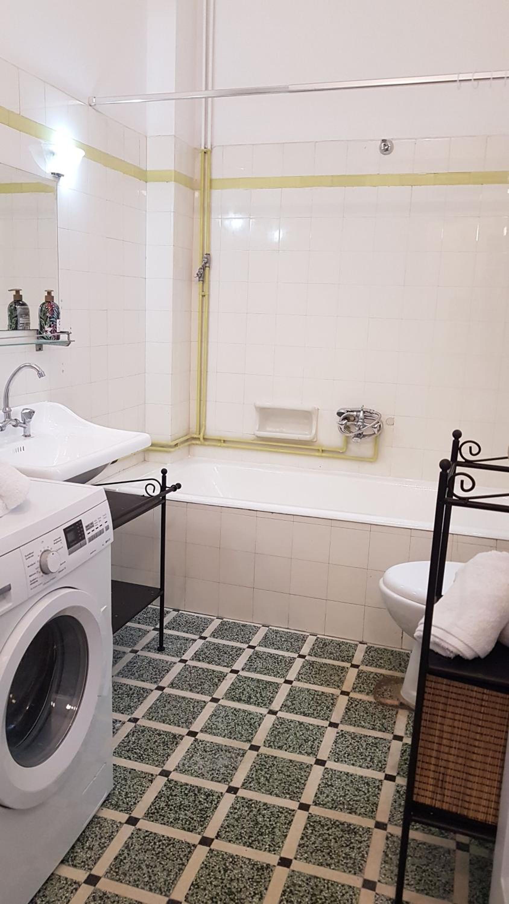 Ionian Apartment- Athens Center, 6 BD, 2.5 BATH