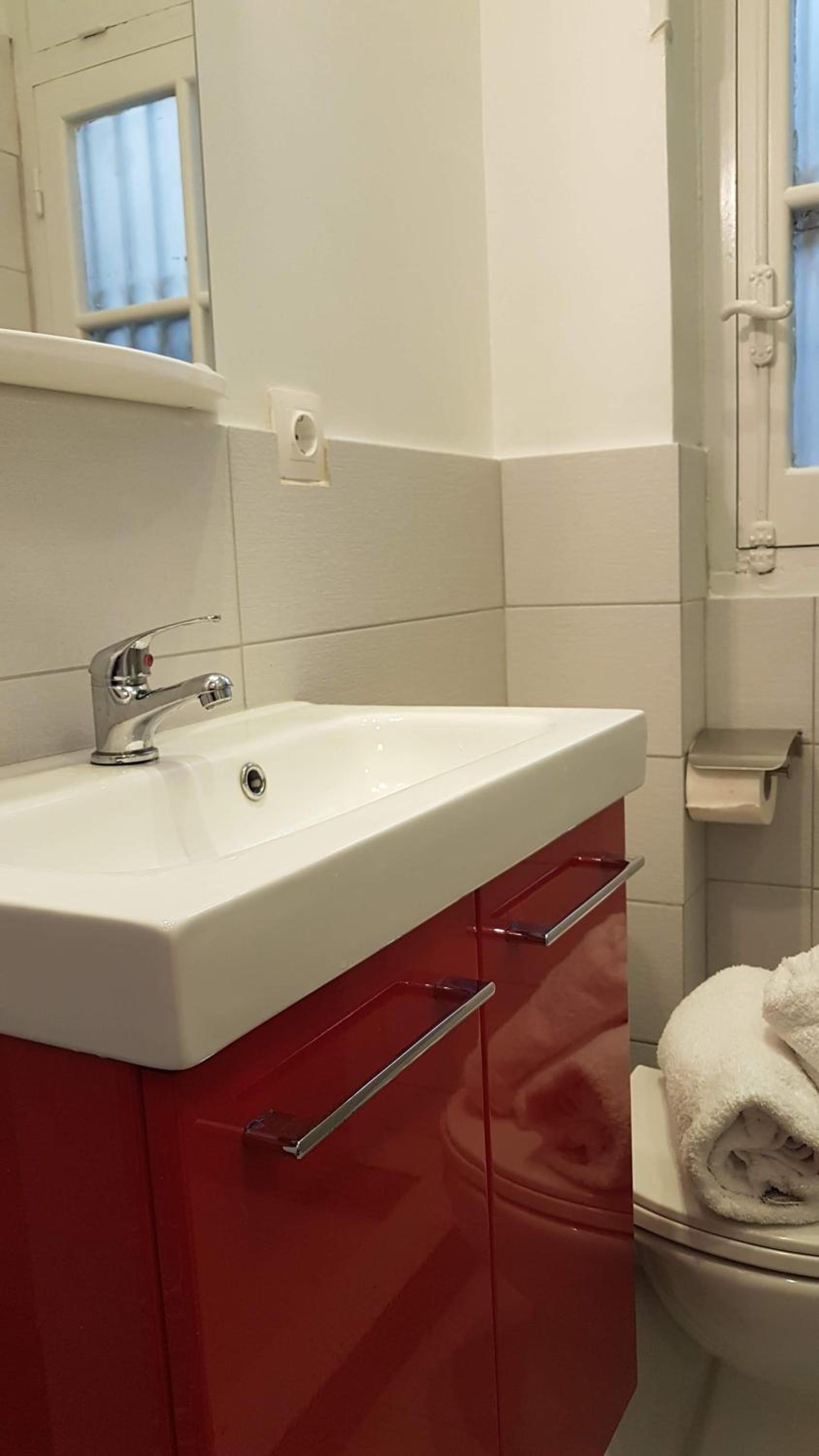 Ionian Apartment- Athens Center, 6 BD, 2.5 BATH