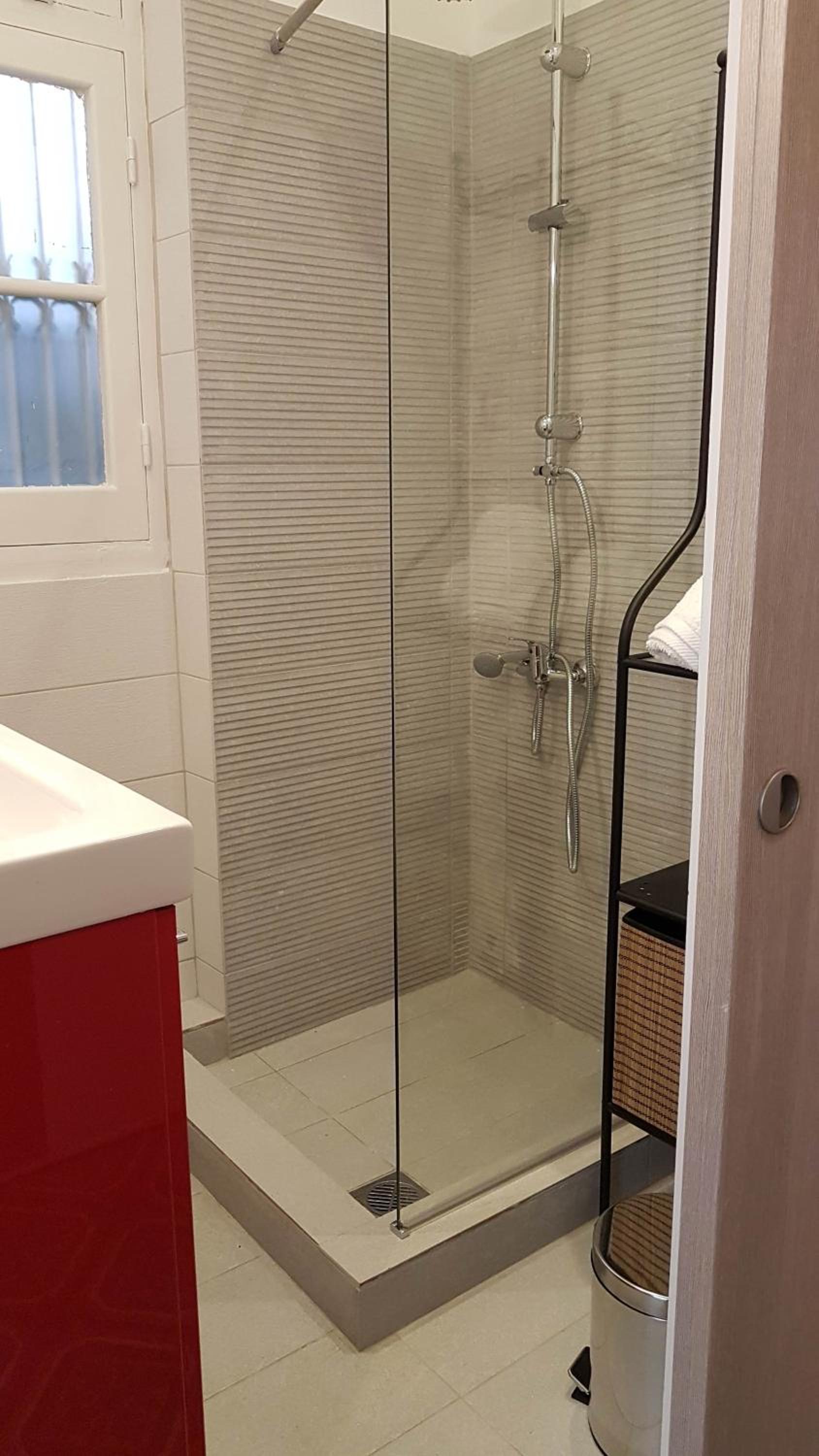Ionian Apartment- Athens Center, 6 BD, 2.5 BATH