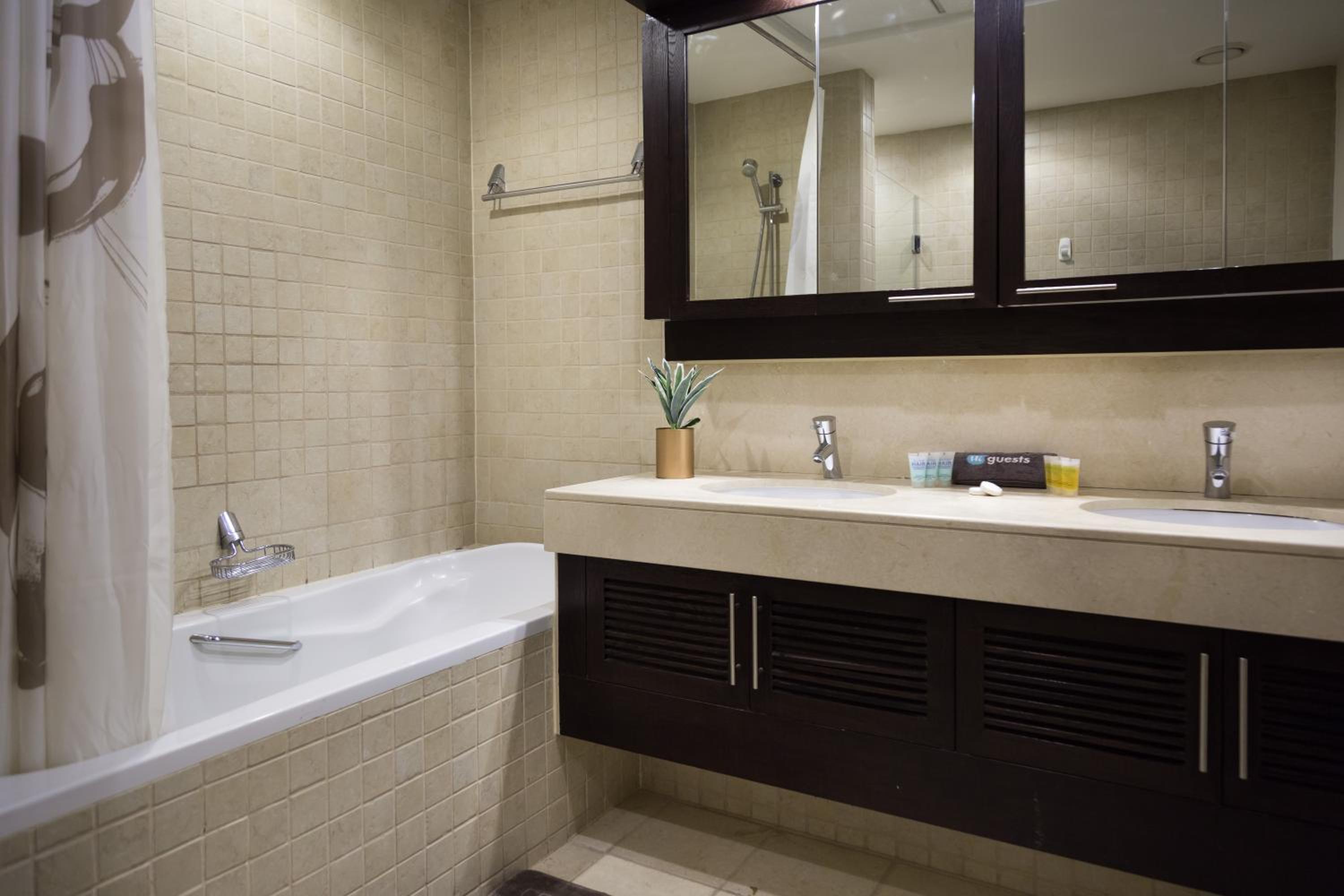 HiGuests - Charming Apt with Terrace Facing Burj Khalifa