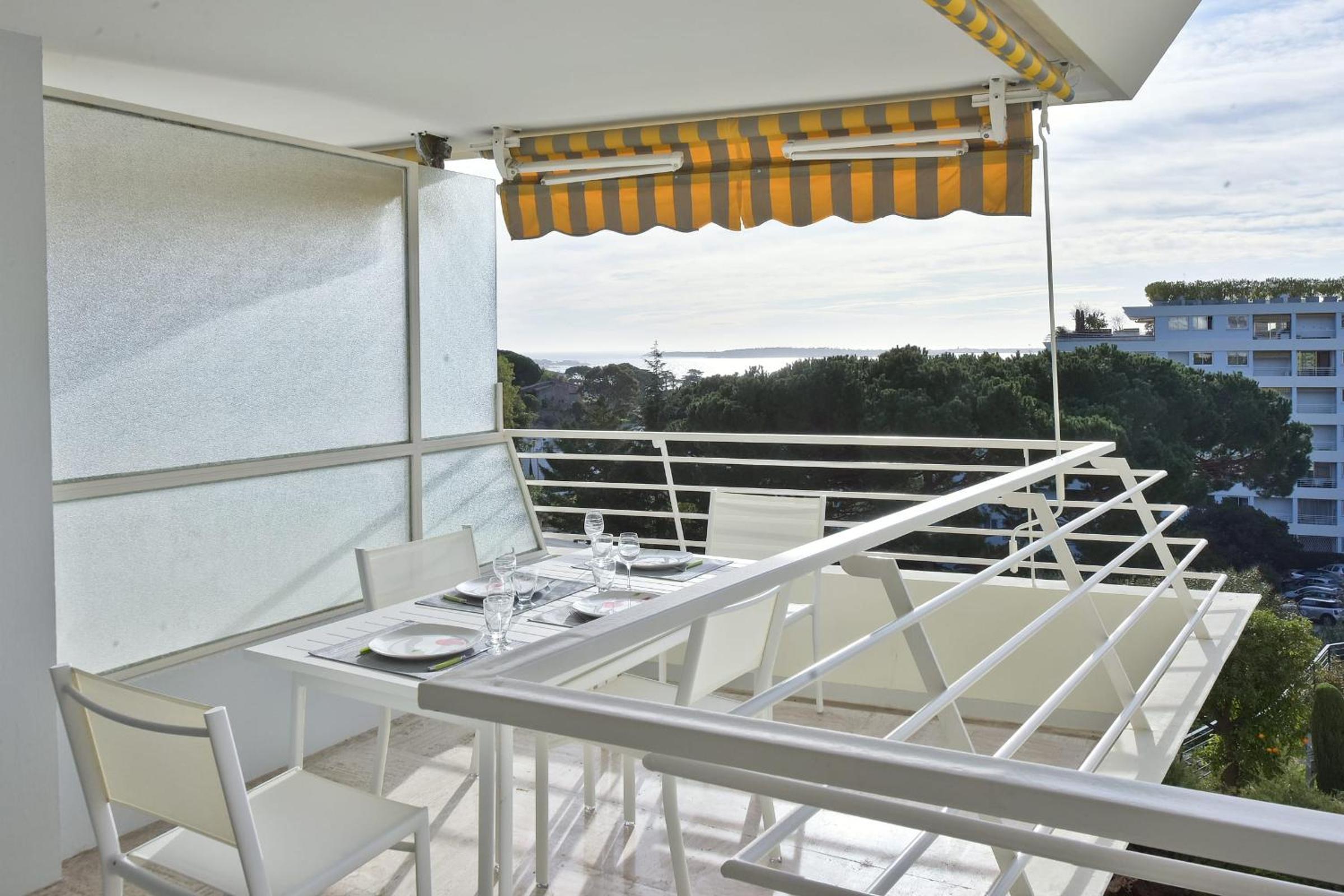 Cannes Hillside With terrace and swimming pool