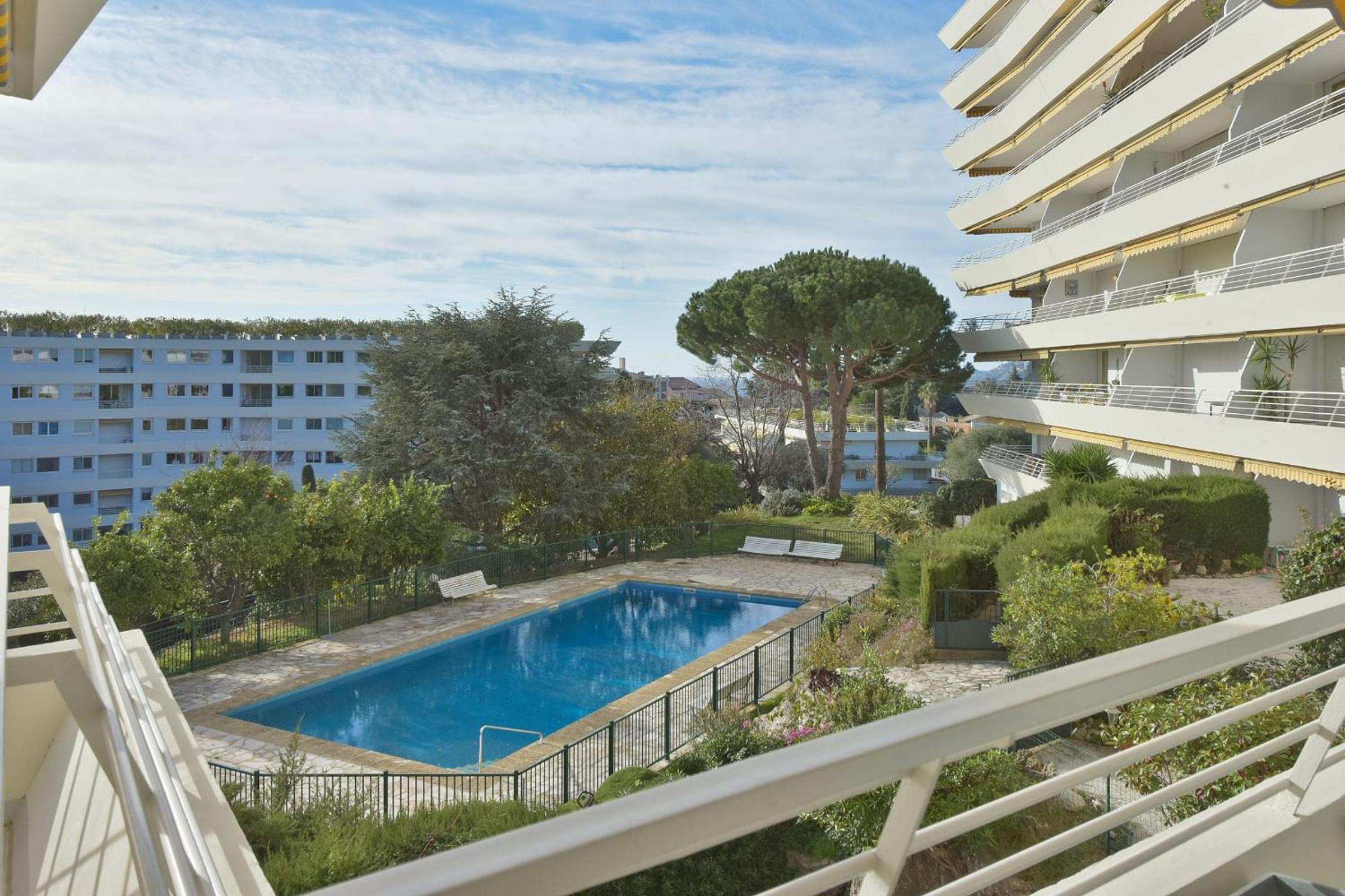 Cannes Hillside With terrace and swimming pool