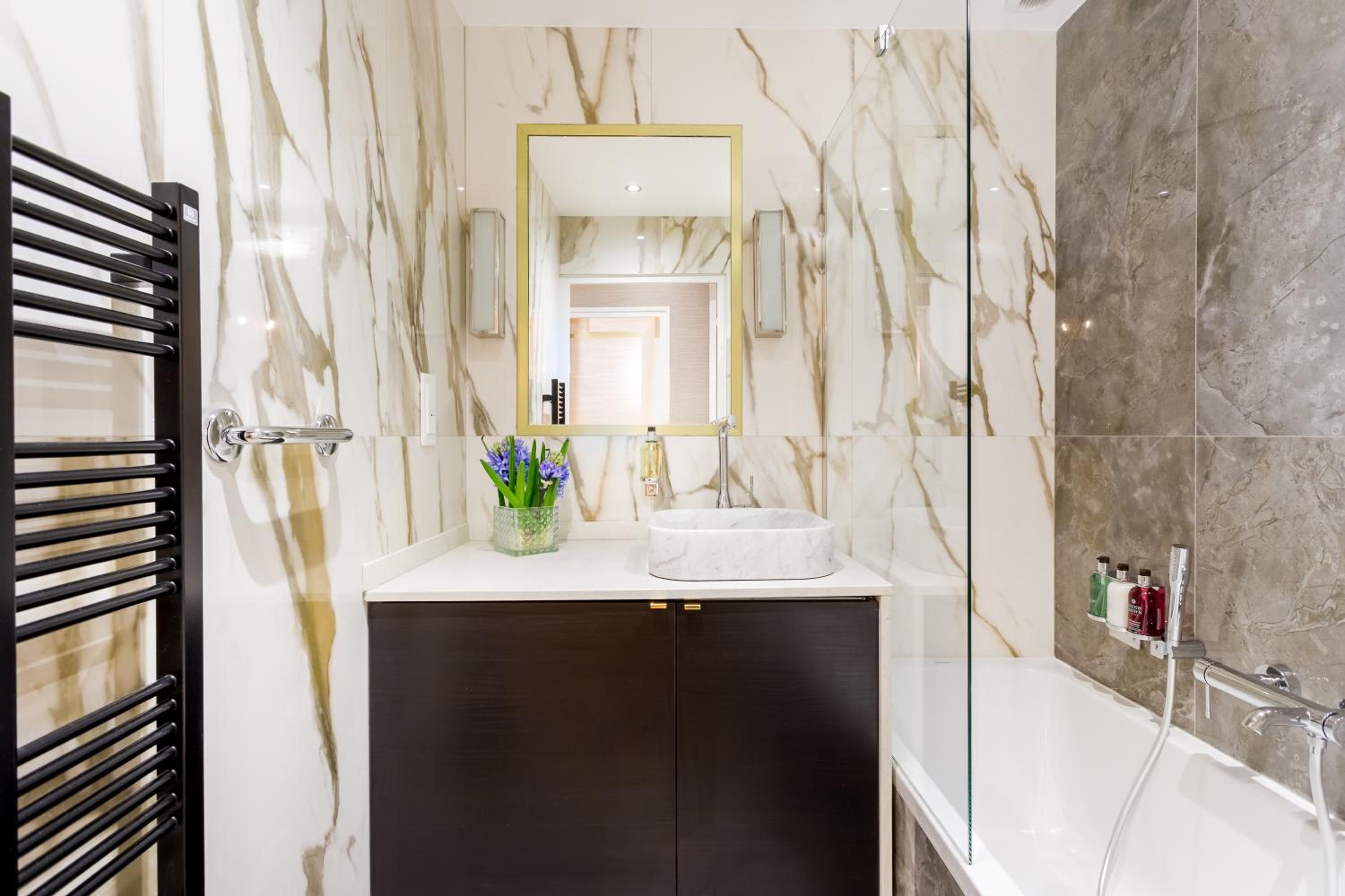 Luxury 2 Bedroom 2 Bathroom With AC -Eiffel Tower