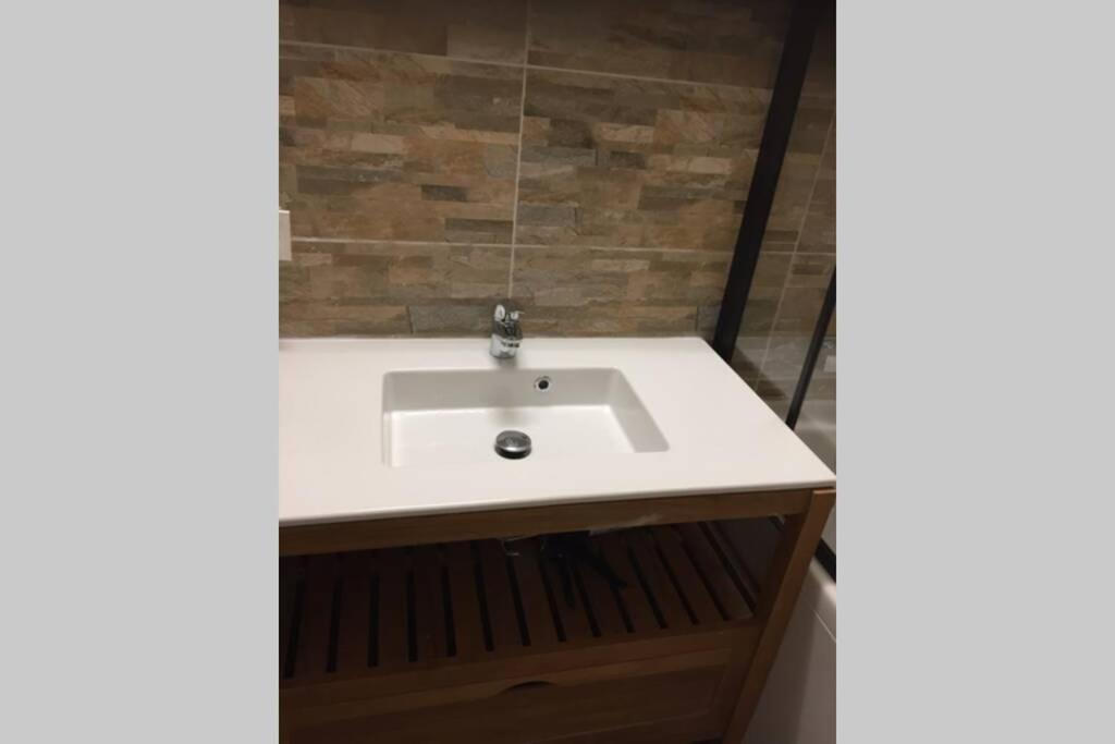 Appartement design tout confort (parking gratuit) view 4