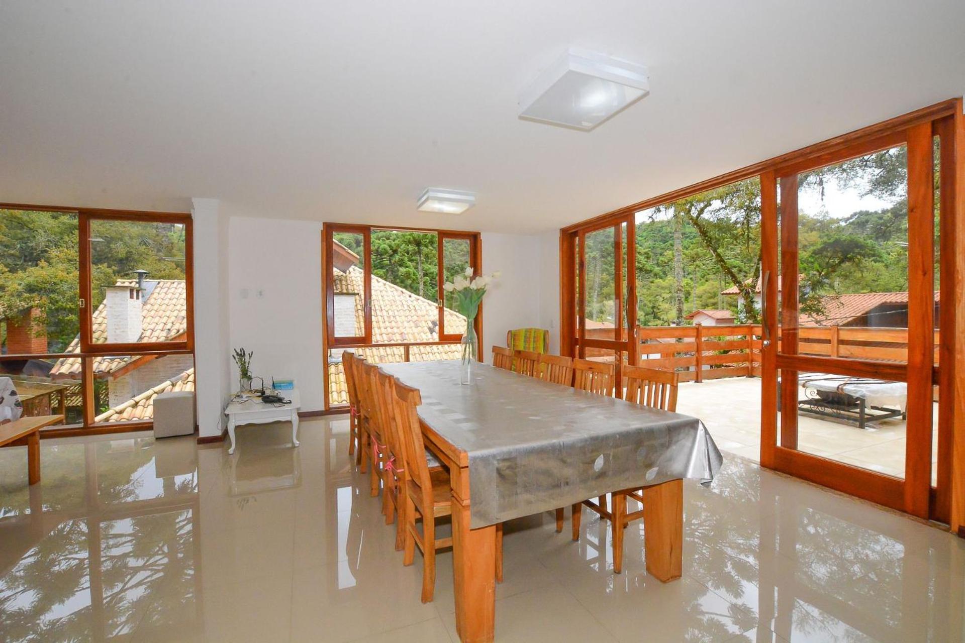 Casa com lareira e área gourmet em Monte Verde