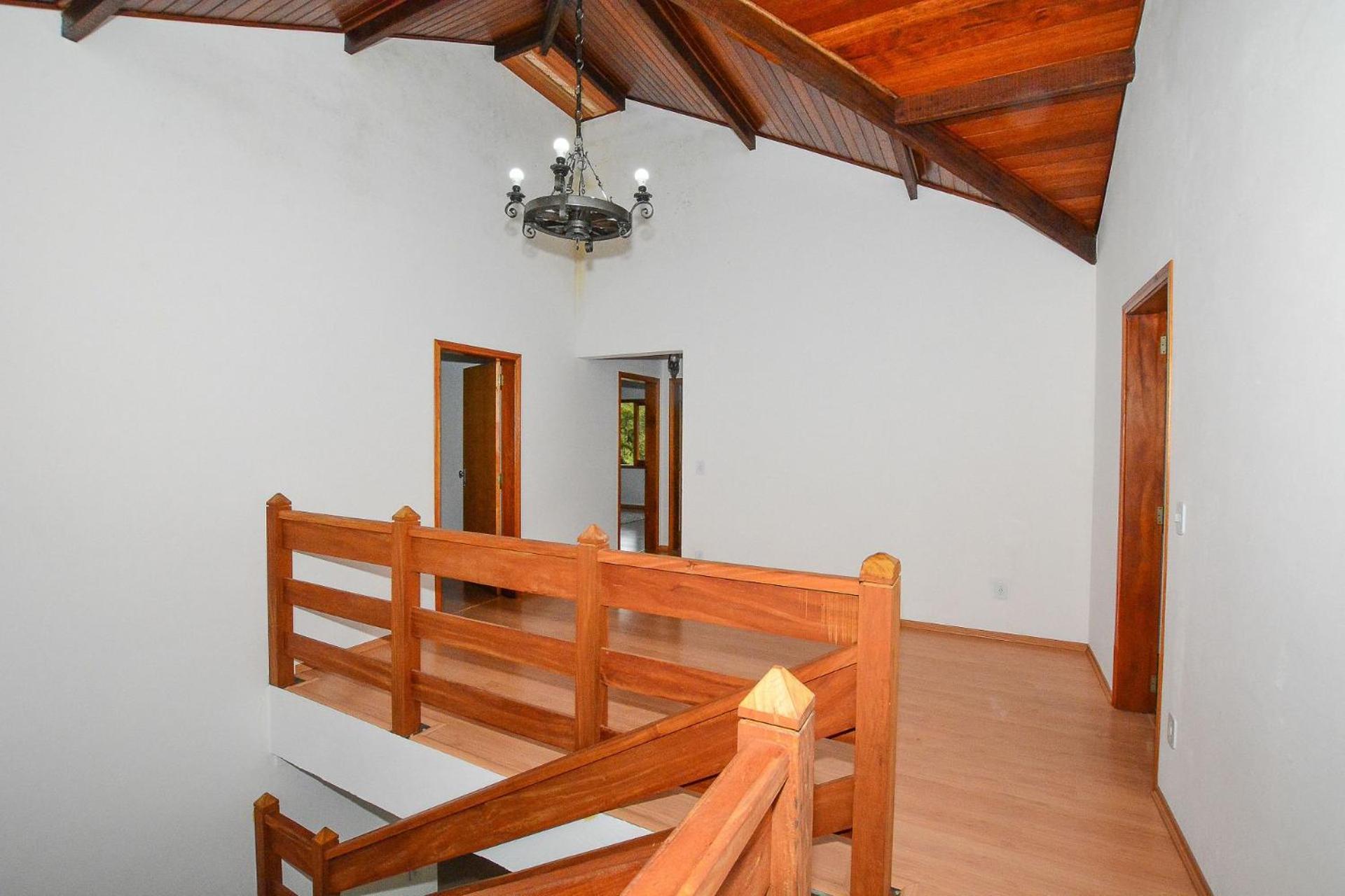 Casa com lareira e área gourmet em Monte Verde