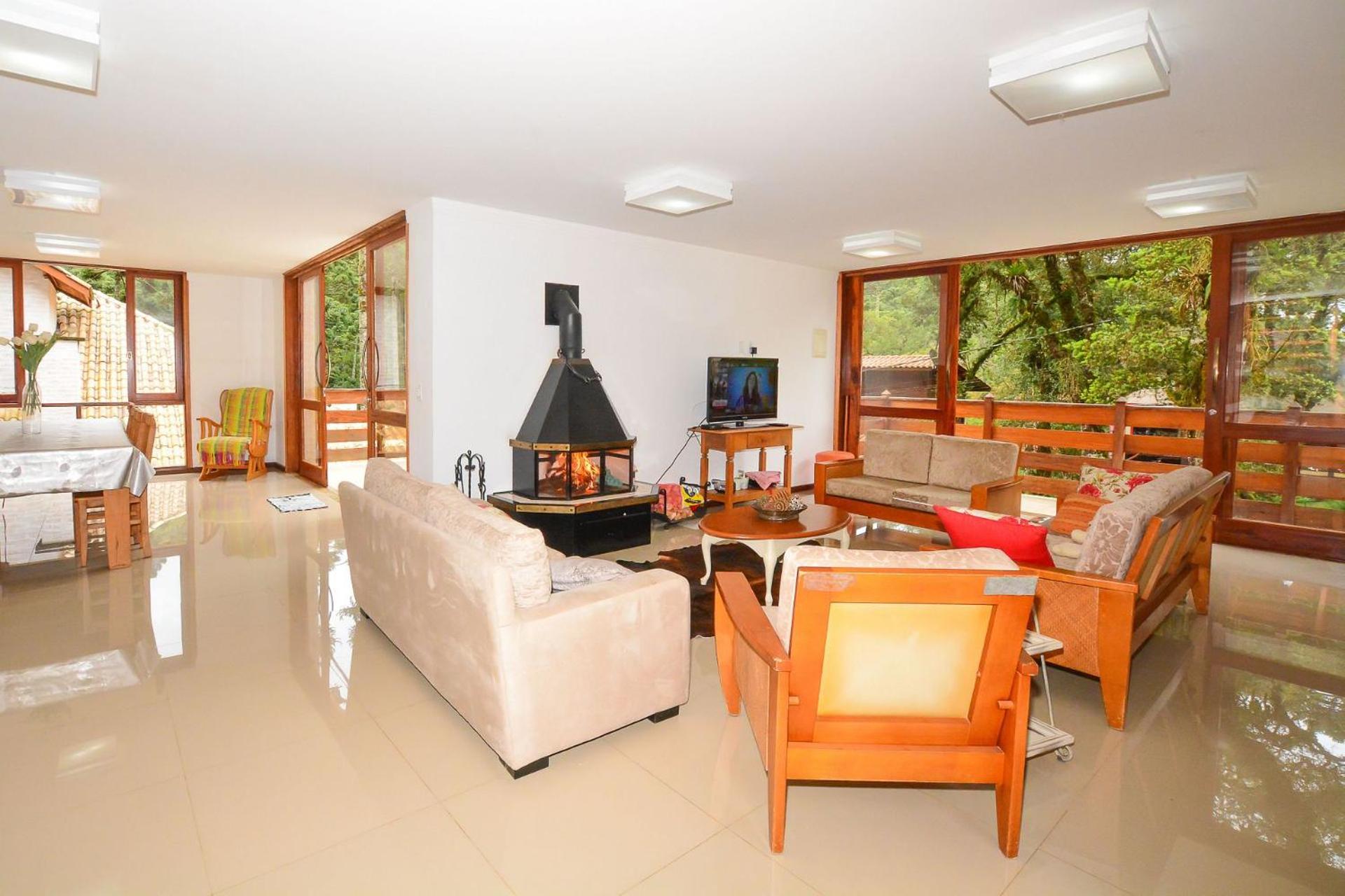 Casa com lareira e área gourmet em Monte Verde