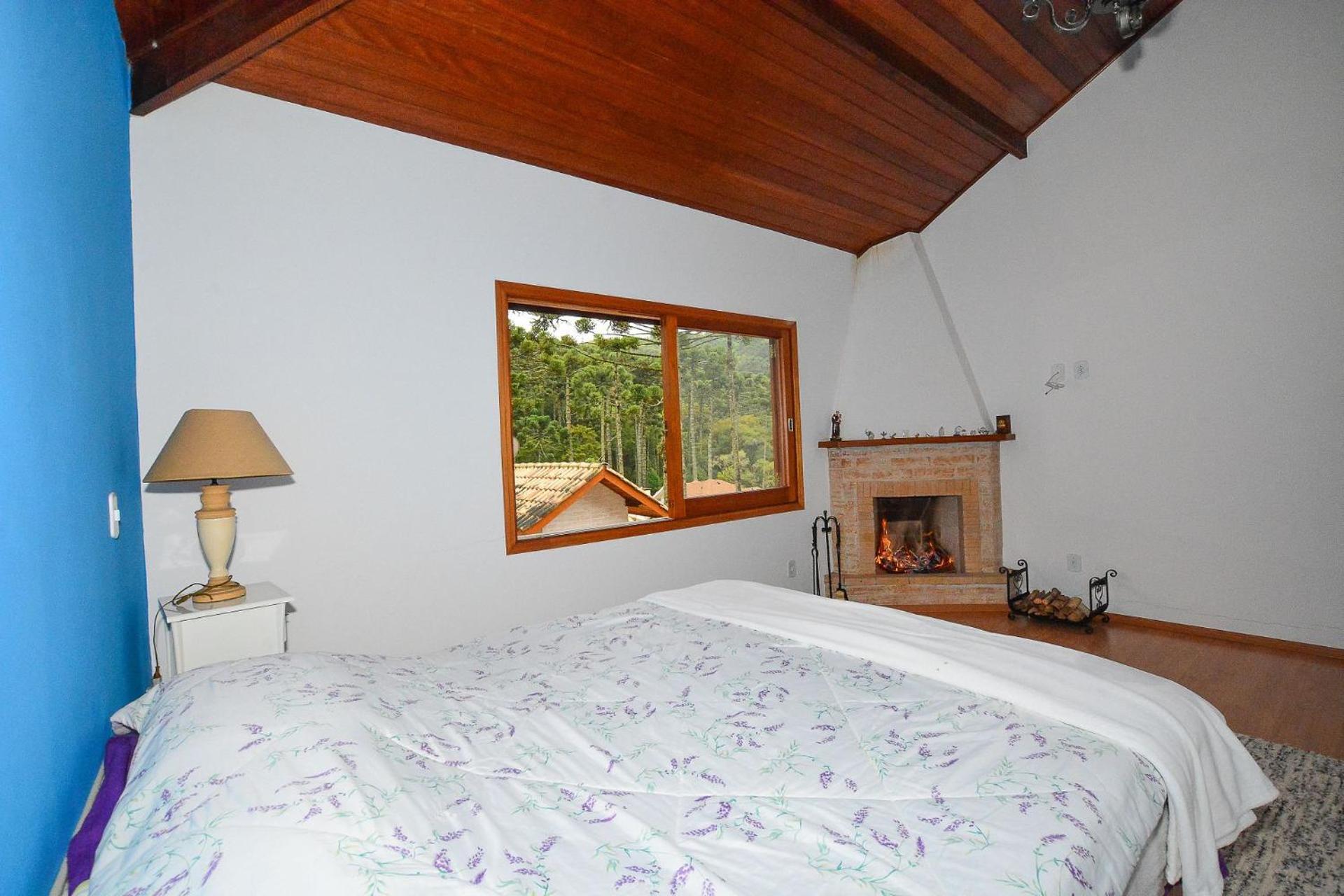 Casa com lareira e área gourmet em Monte Verde