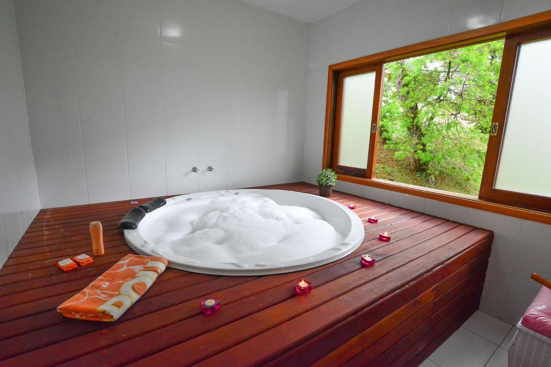 Casa com lareira e área gourmet em Monte Verde