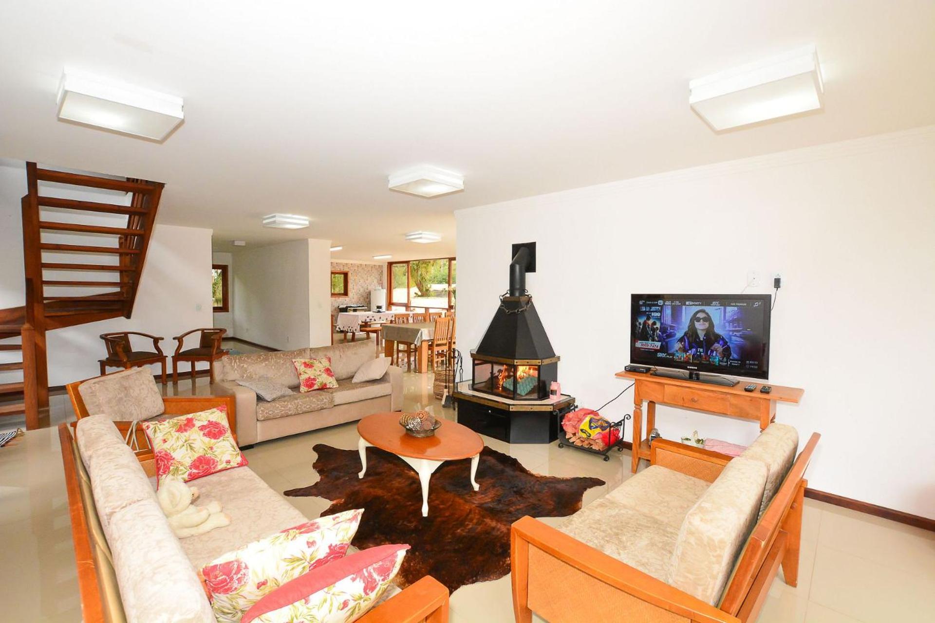 Casa com lareira e área gourmet em Monte Verde
