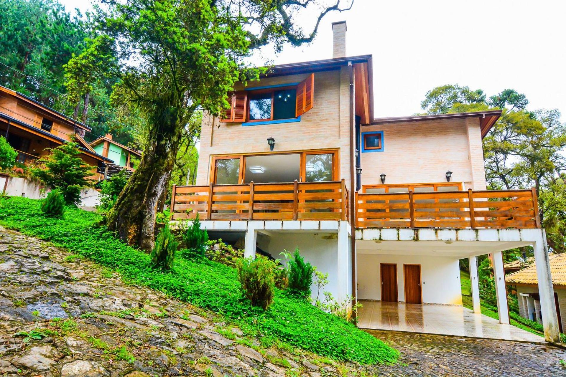 Casa com lareira e área gourmet em Monte Verde