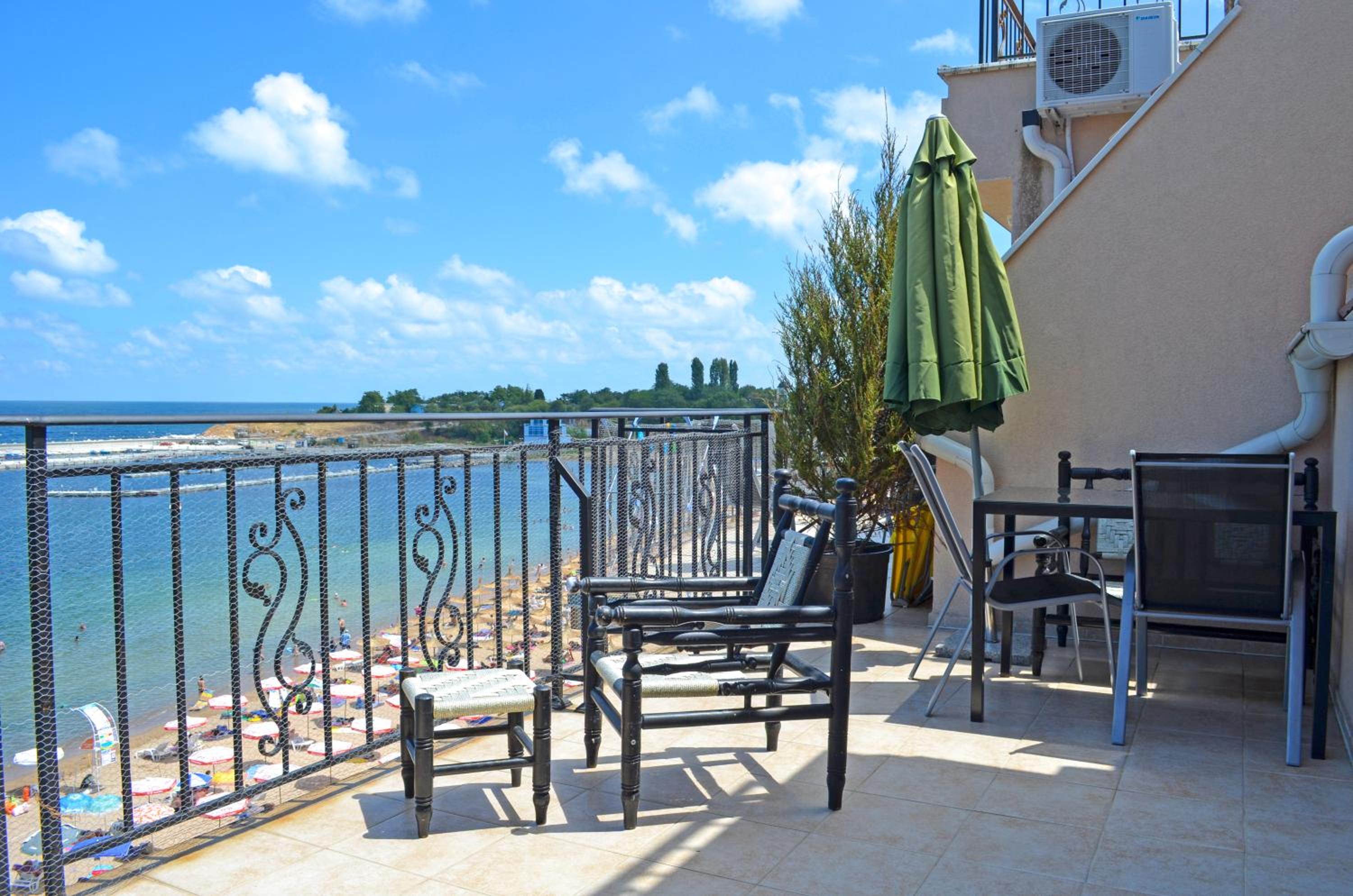 Akra Apartments