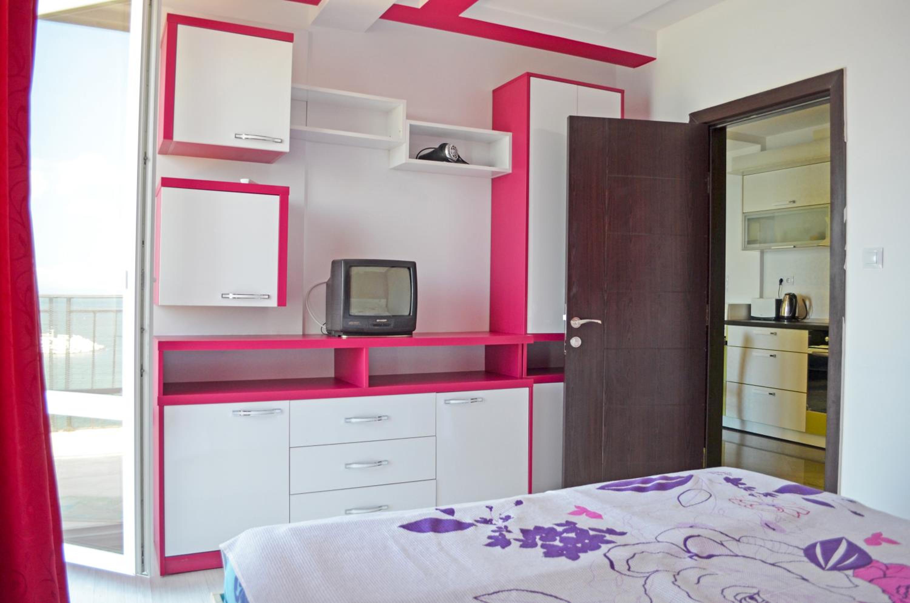 Akra Apartments