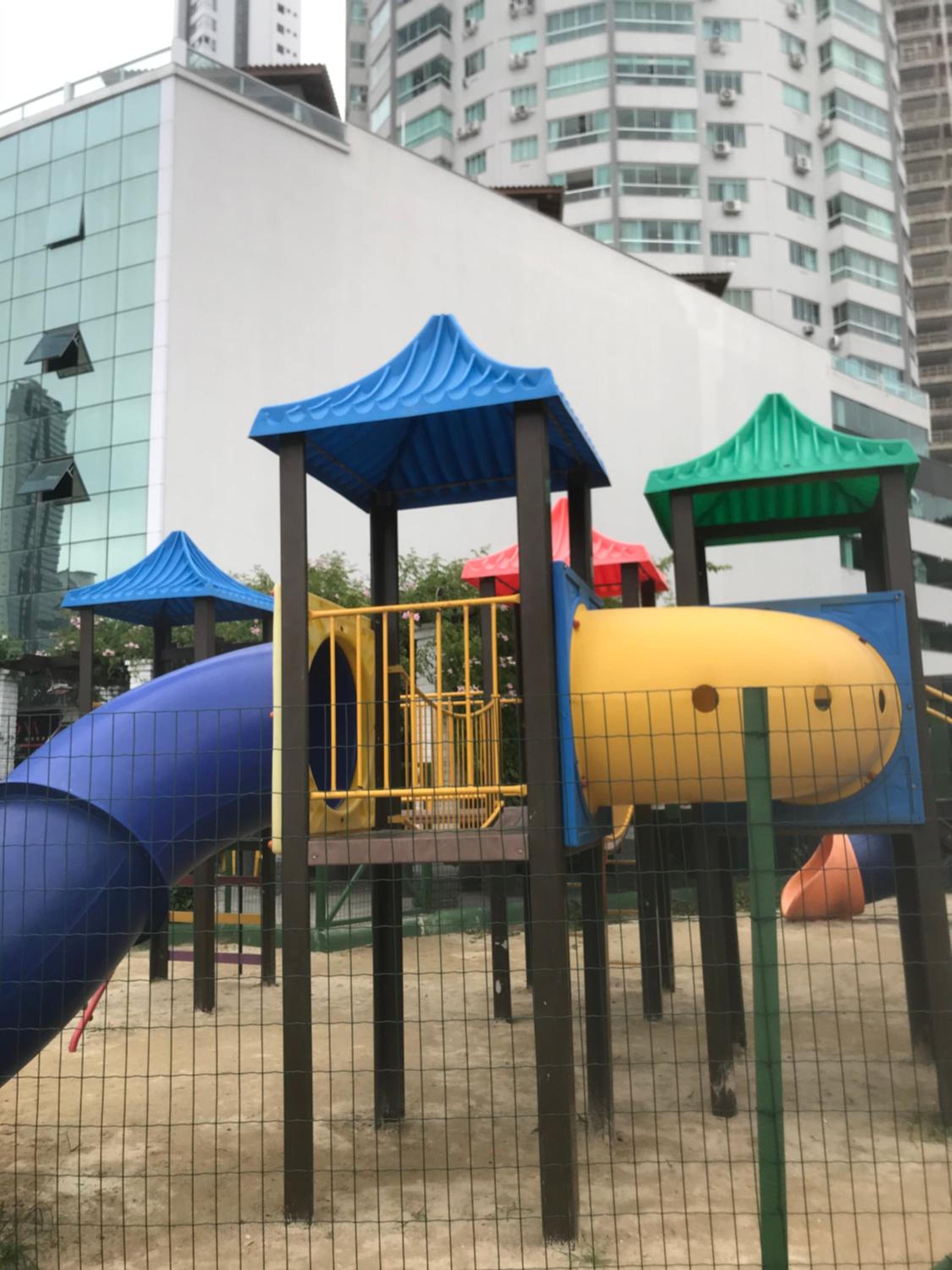 Apto com vista deslumbrante, com piscina e garagem!