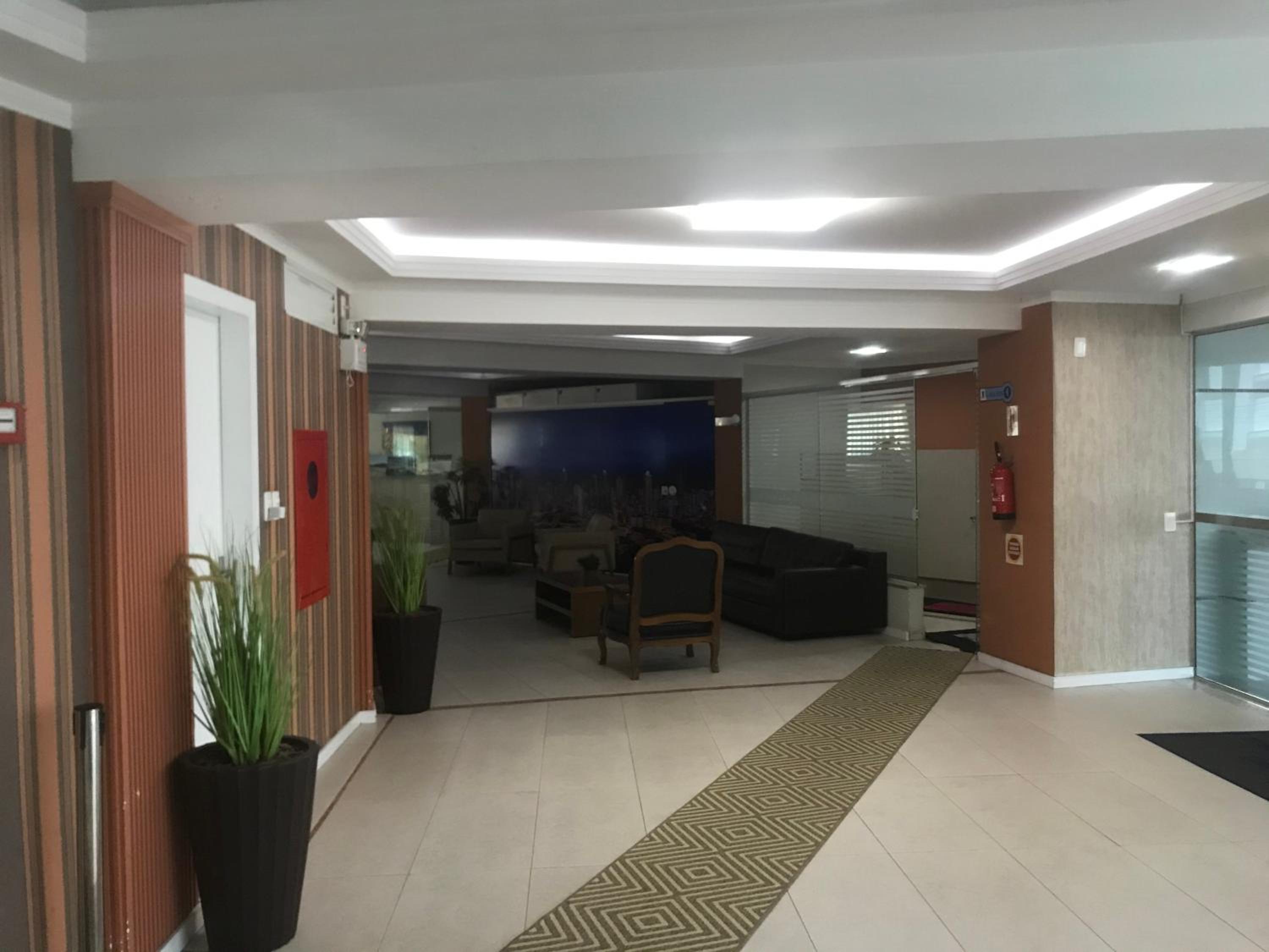 Apto com vista deslumbrante, com piscina e garagem!