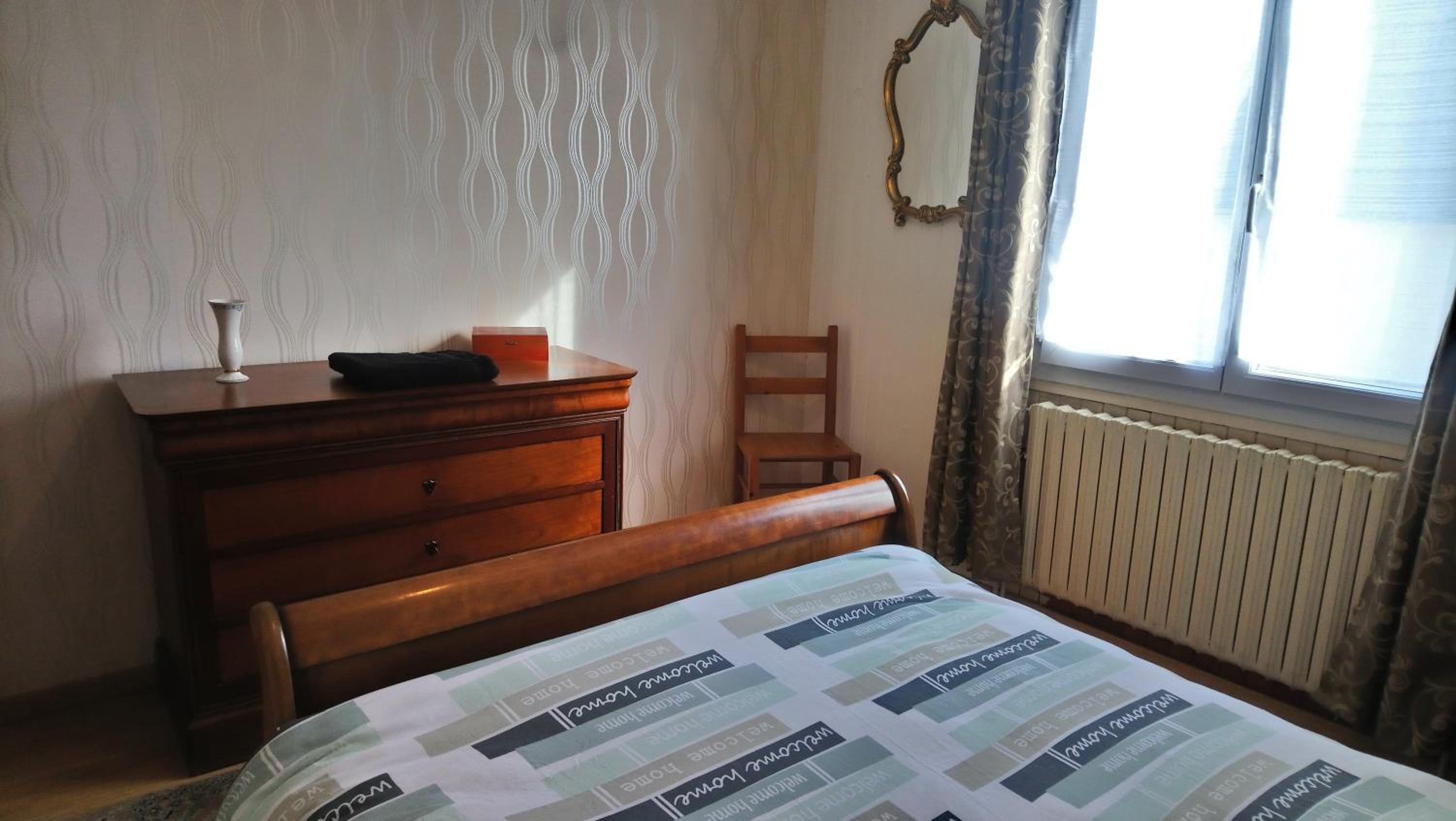 Chambre au calme et simple, cuisine à dispo