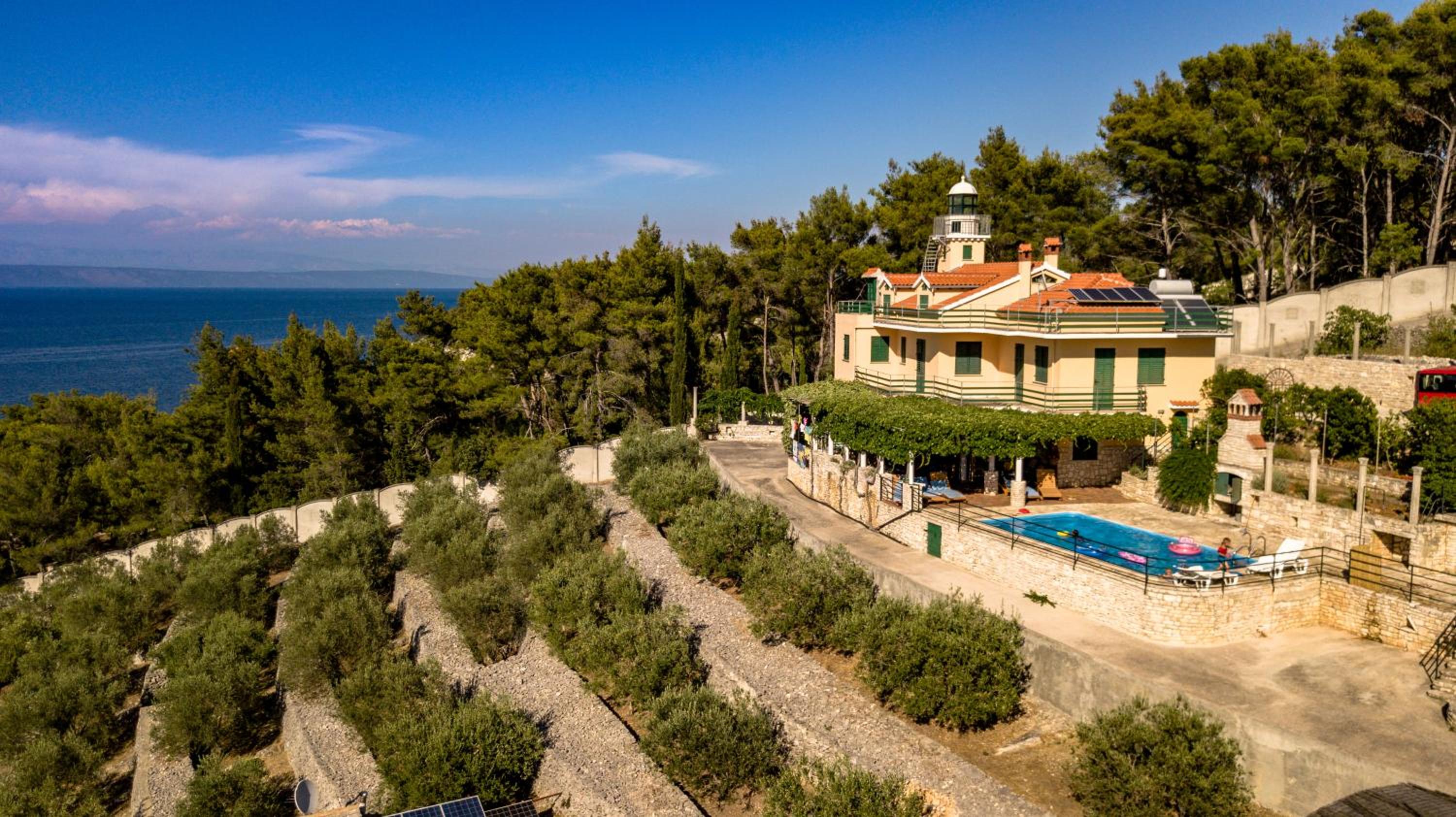 Unique seaside villa with pool view 4