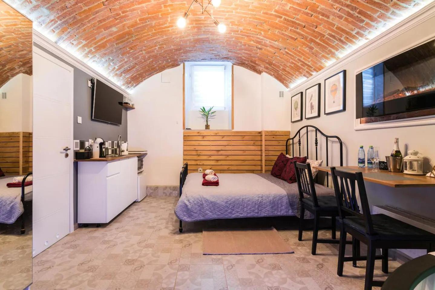UNDERGROUND Jacuzzi Rooms view 3