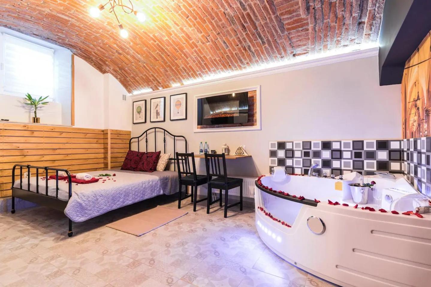 UNDERGROUND Jacuzzi Rooms view 5