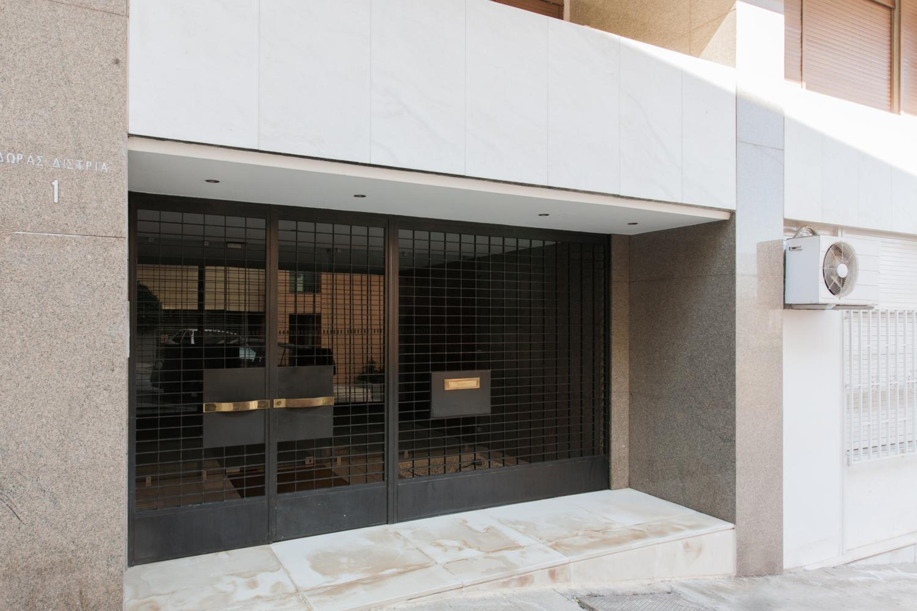 Black & White Studio close to Lycabettus Hill by UPSTREET