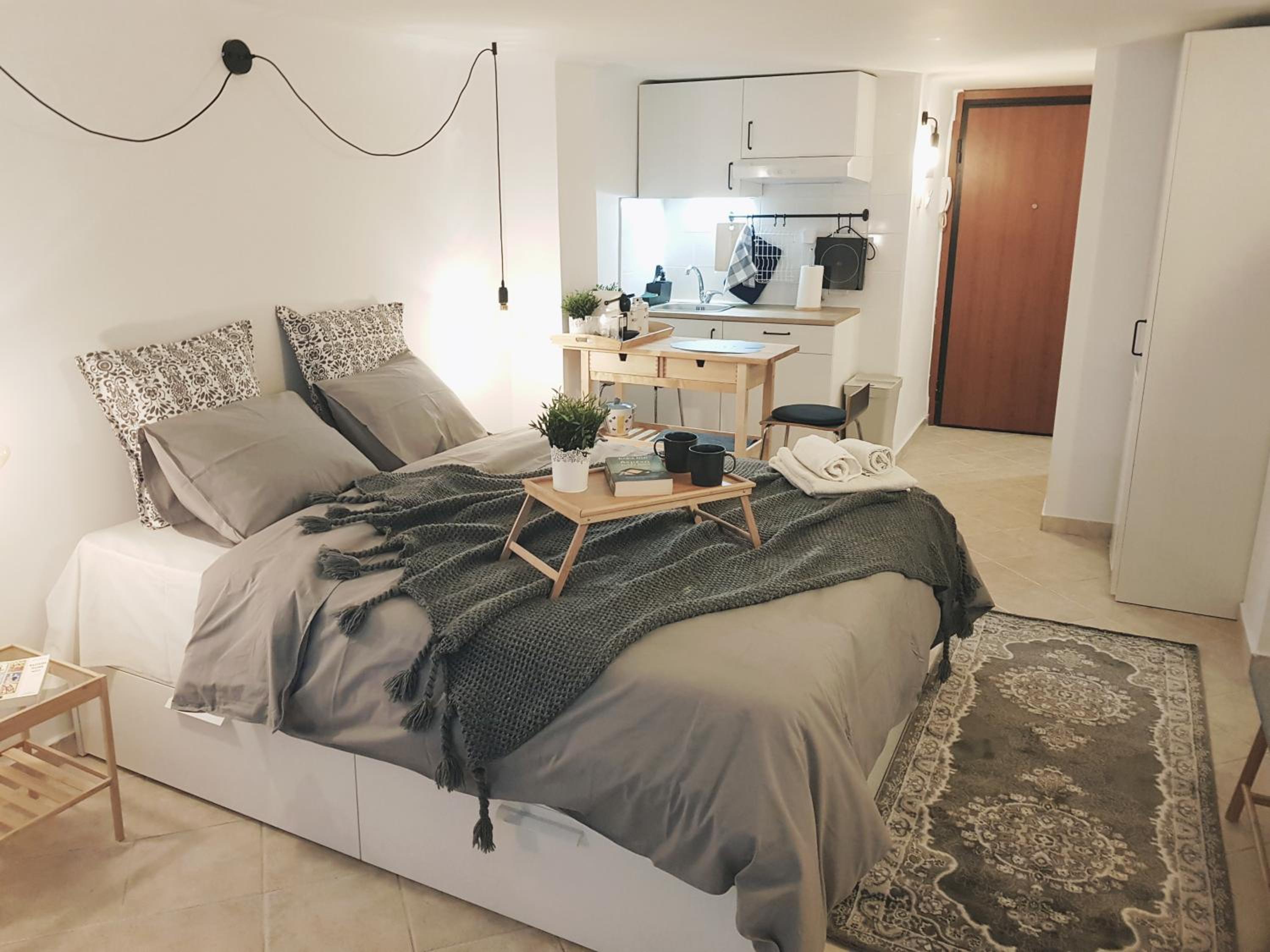 Loui Navarinou Comfy photo 1