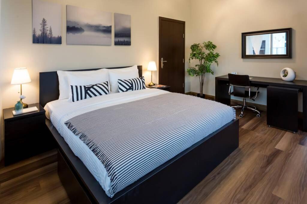 HiGuests - Roomy Apt With Infinity Pool Close to Burj Khalifa