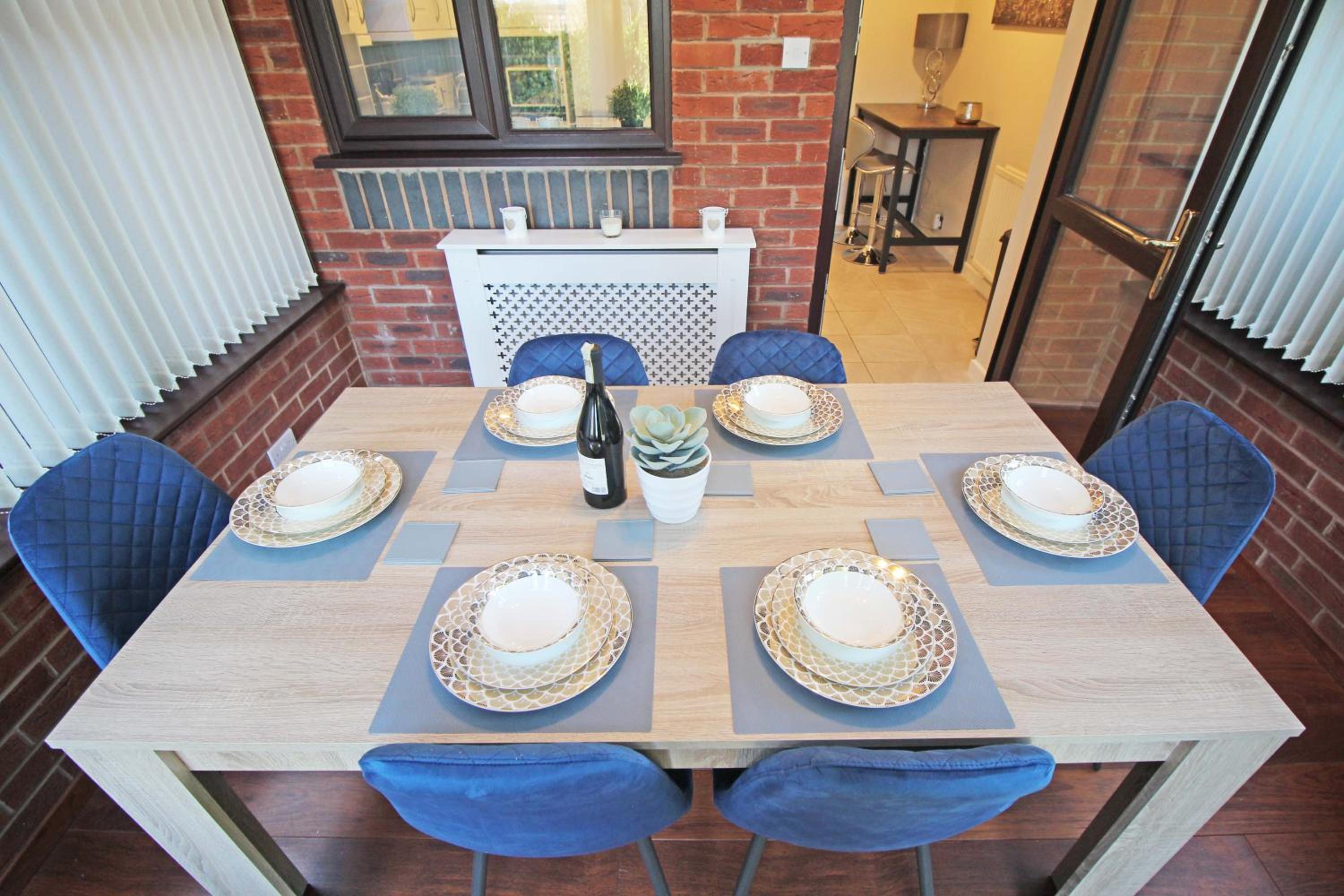 The Barwoods - Modern Spacious Home in Chester - Parking