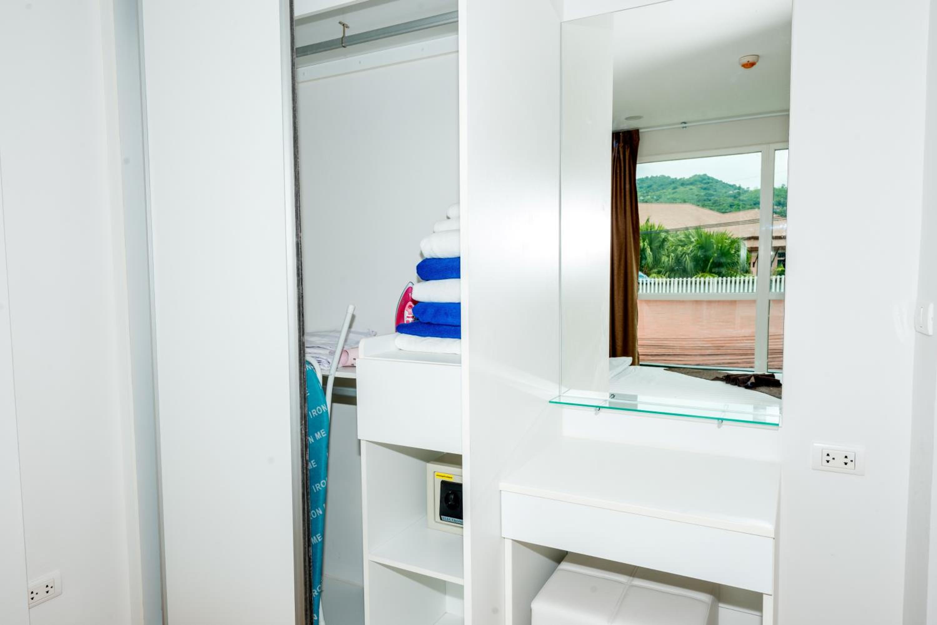 Ozone Condotel, Kata Beach