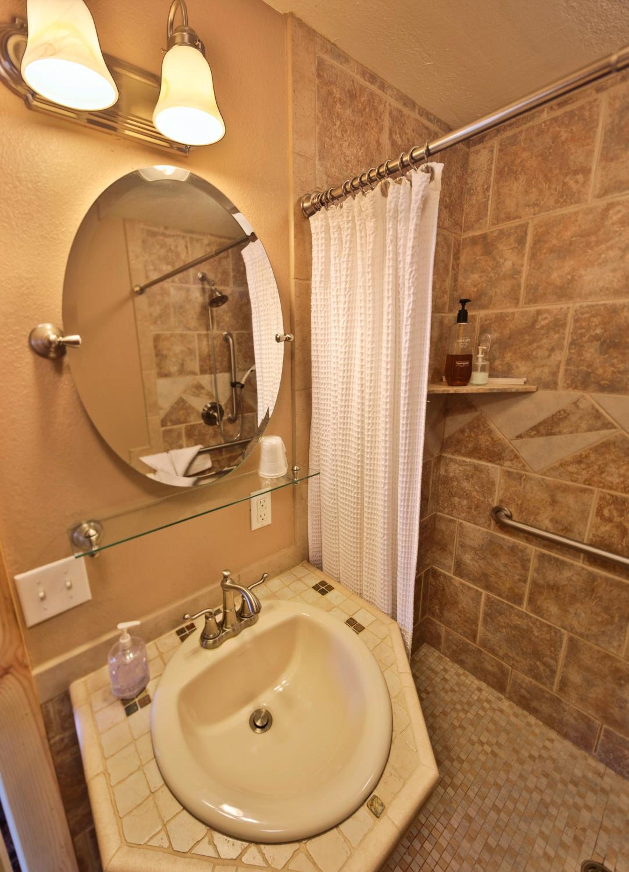 Sea Parrot Inn - Property Image 1