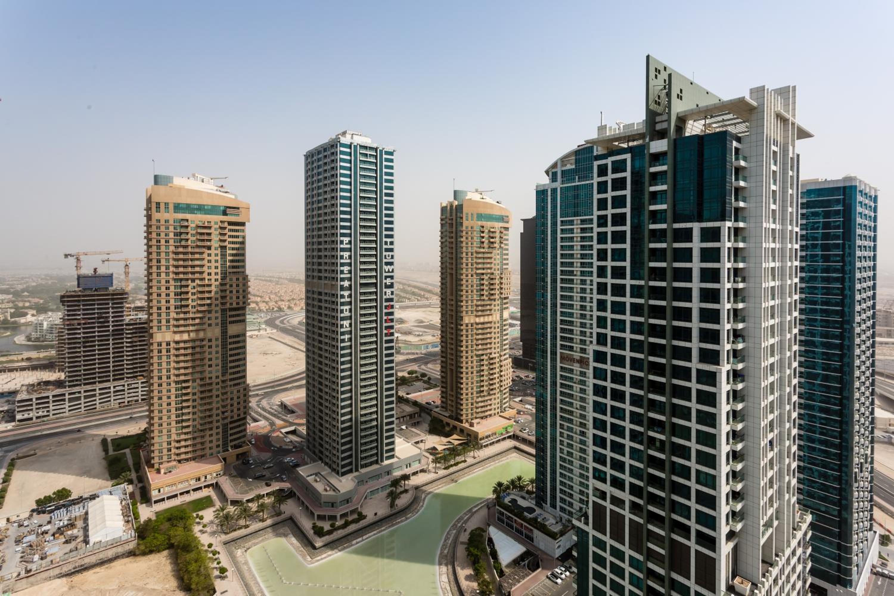 HiGuests - Superb Lake Views from this 2BR Apt in JLT