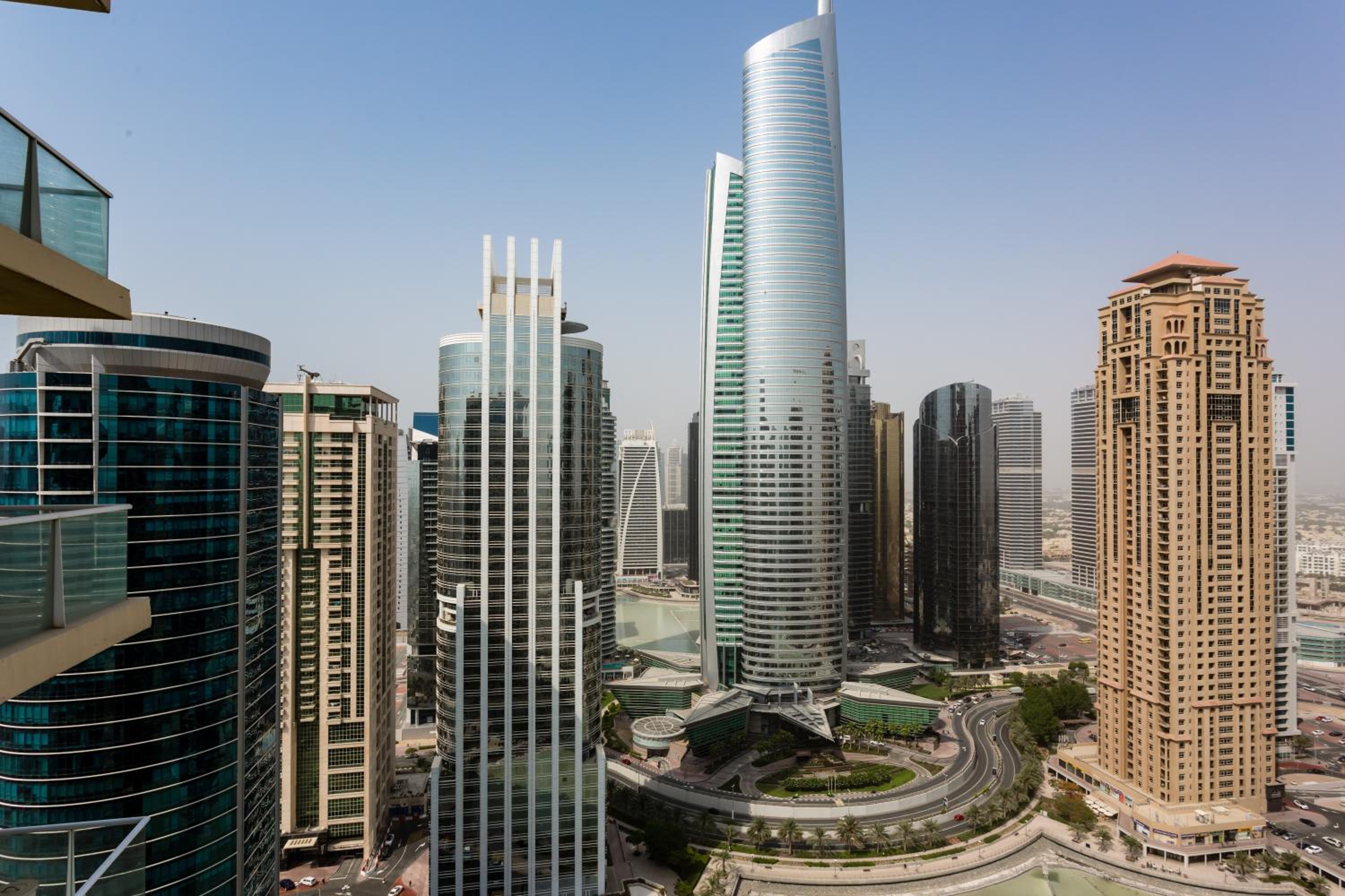 HiGuests - Superb Lake Views from this 2BR Apt in JLT