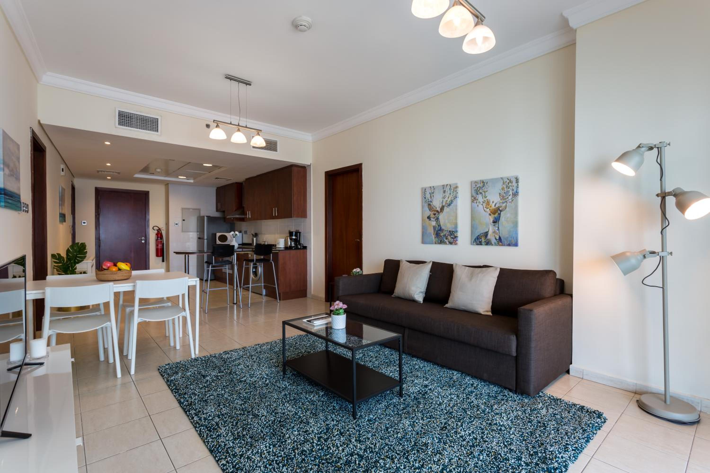 HiGuests - Superb Lake Views from this 2BR Apt in JLT