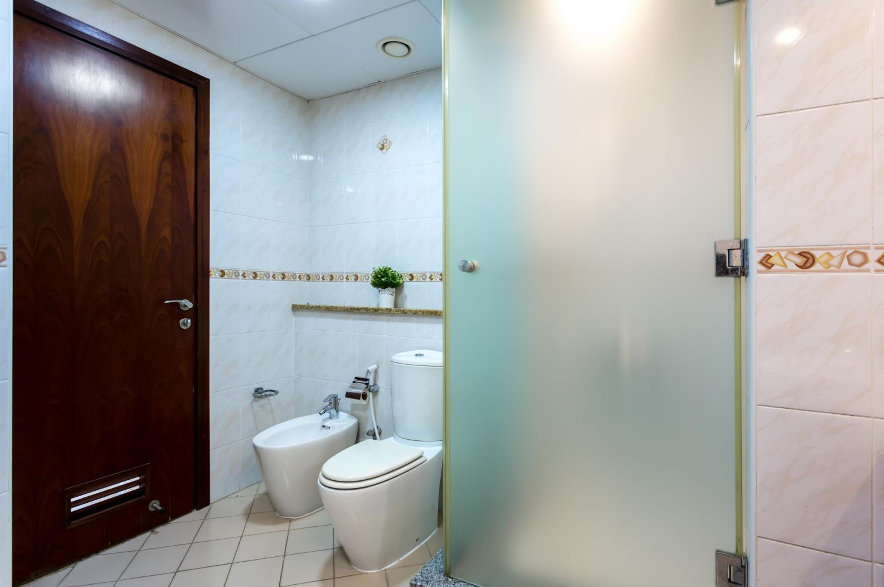 HiGuests - Superb Lake Views from this 2BR Apt in JLT