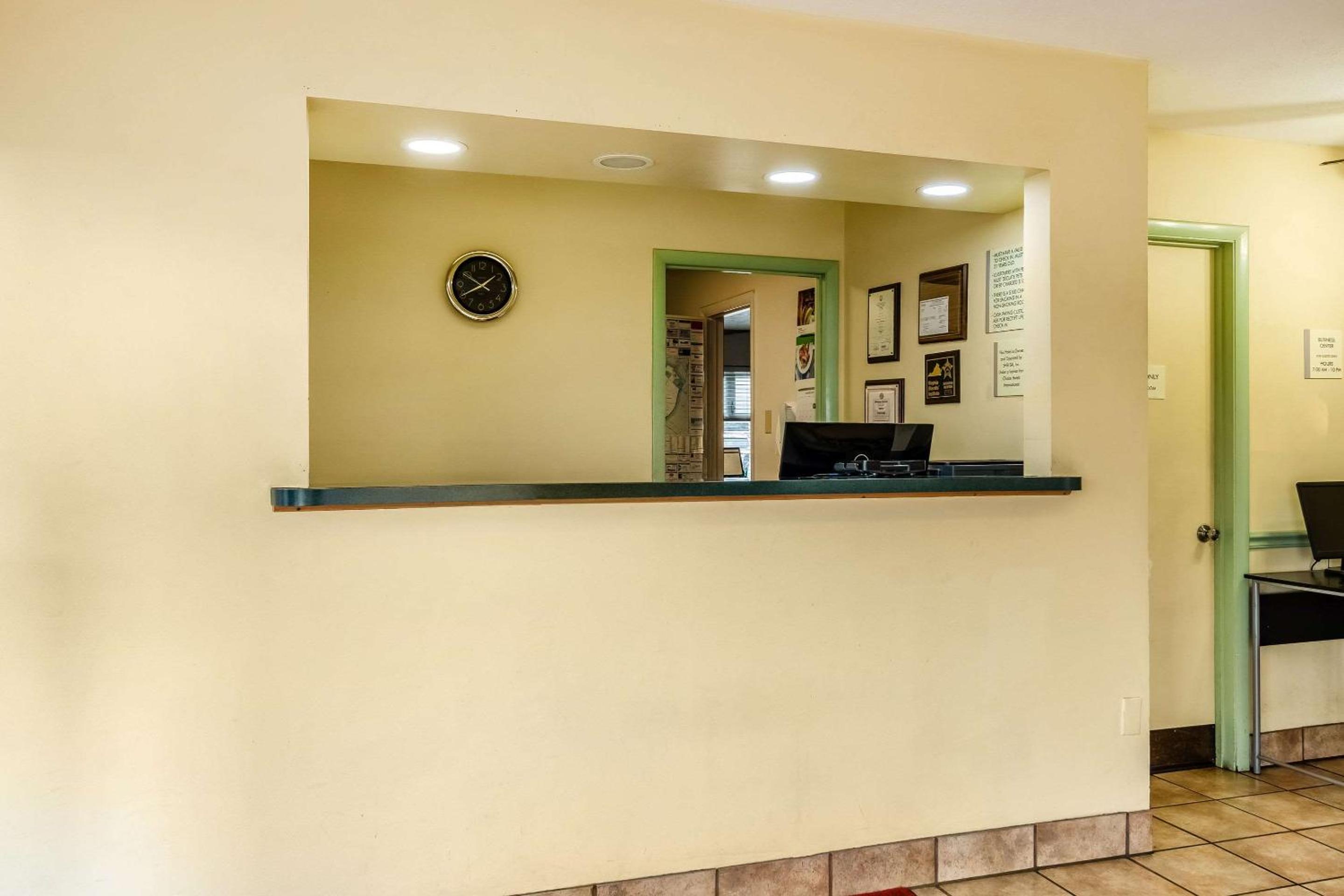 Econo Lodge East Staunton view 3
