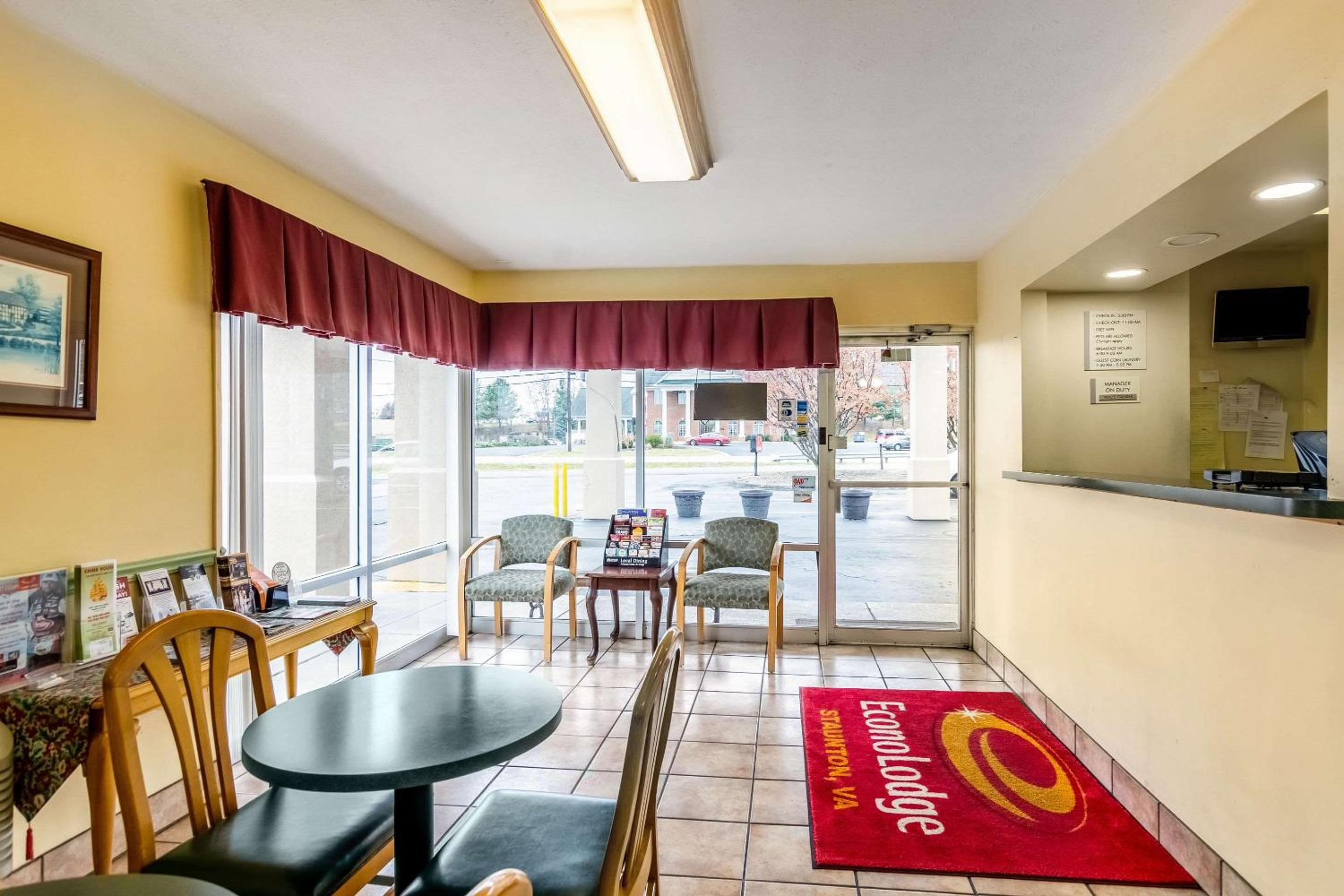 Econo Lodge East Staunton view 4