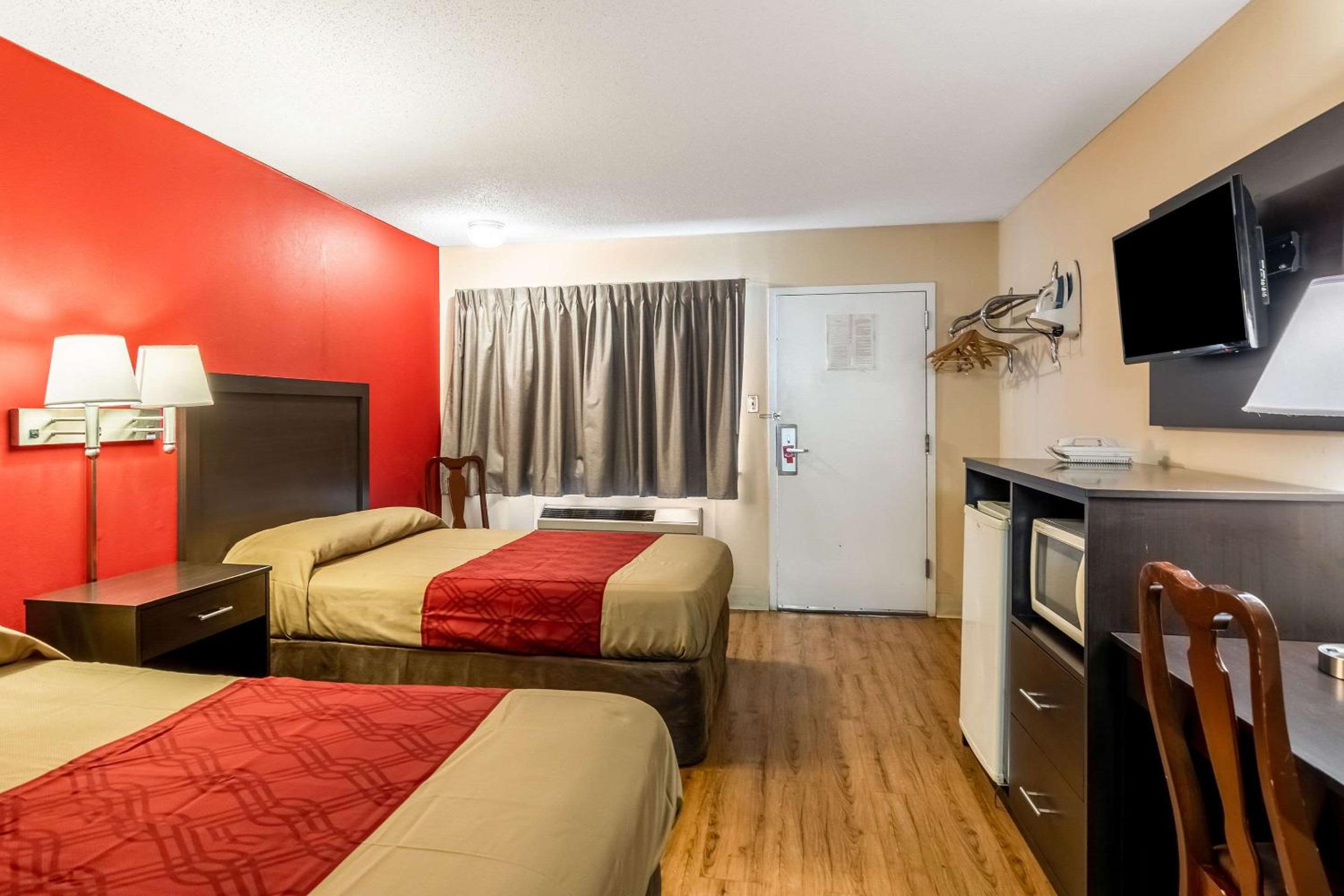 Econo Lodge East Staunton view 5