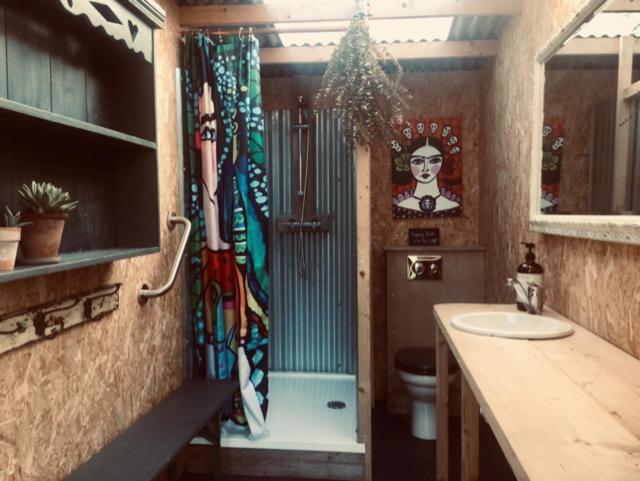 The Oaks Glamping - Pips Cabin view 2