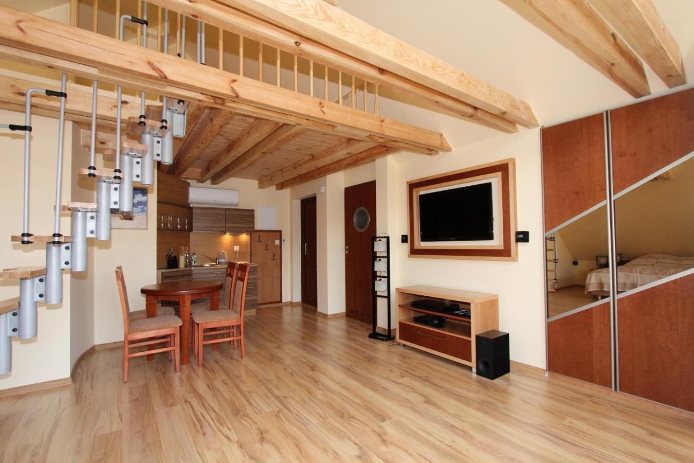 Apartamenty & Restauracja NADMORSKA