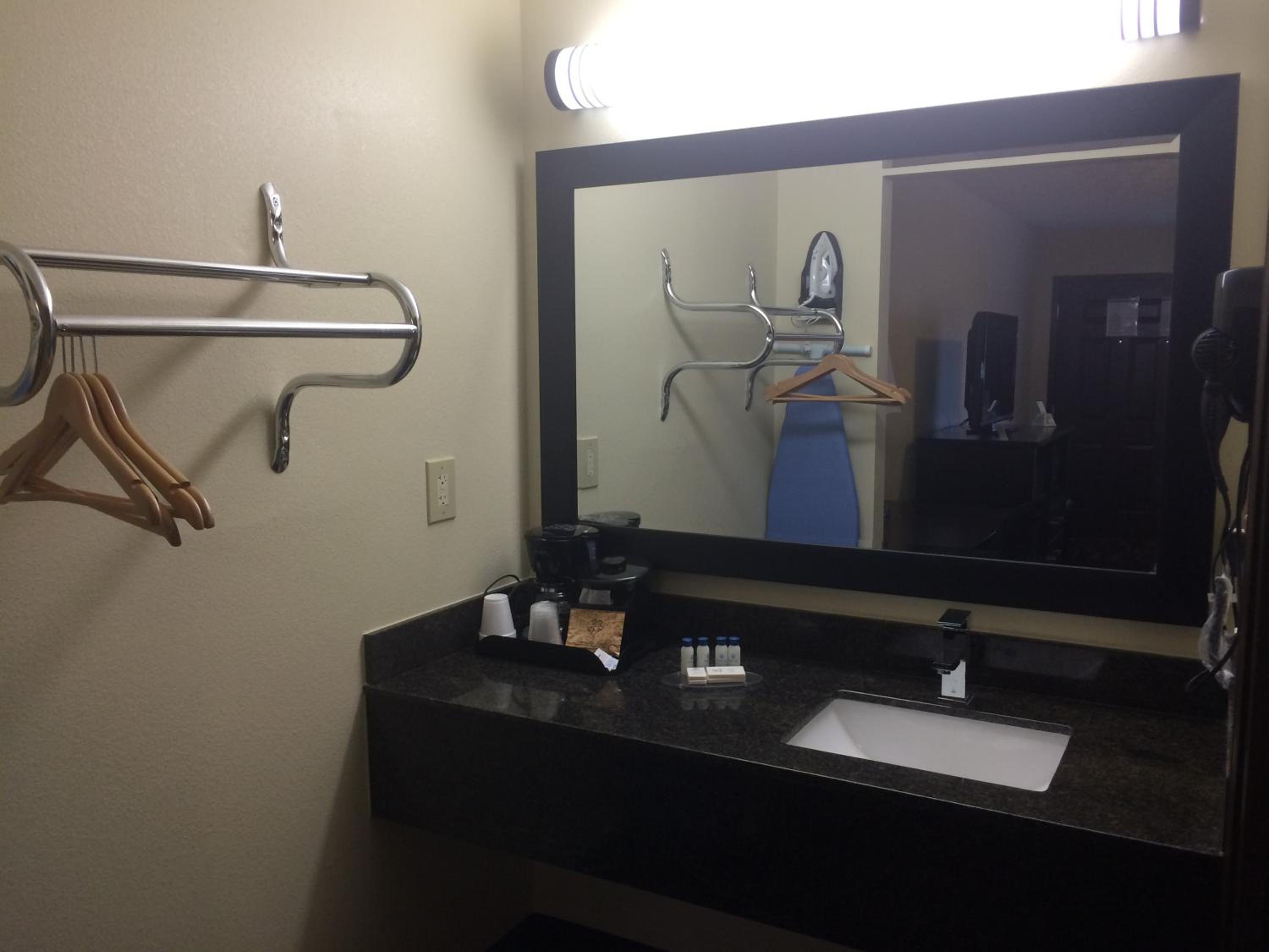 Boarders Inn  Suites by Cobblestone Hotels - Ashland City - Property Image 11