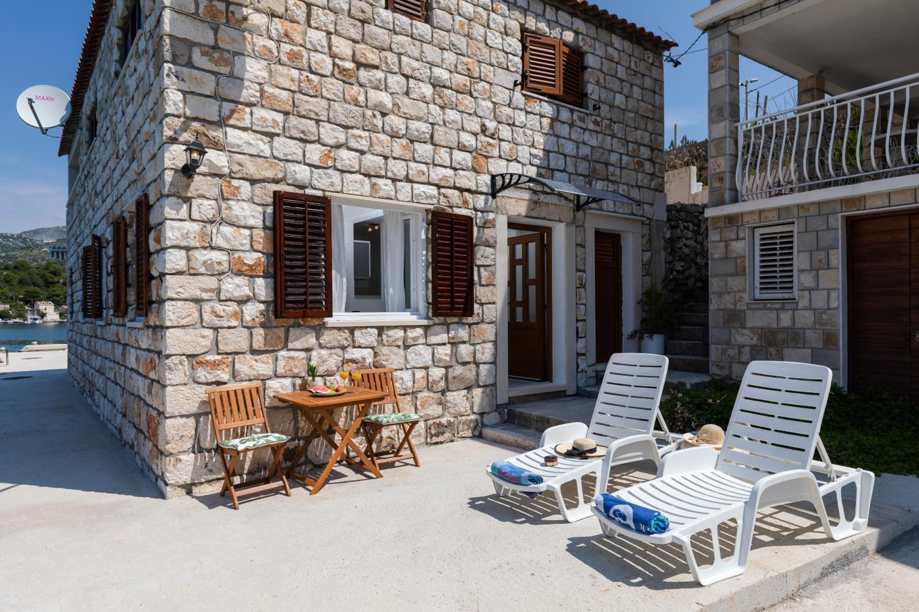 Apartments Lovorna