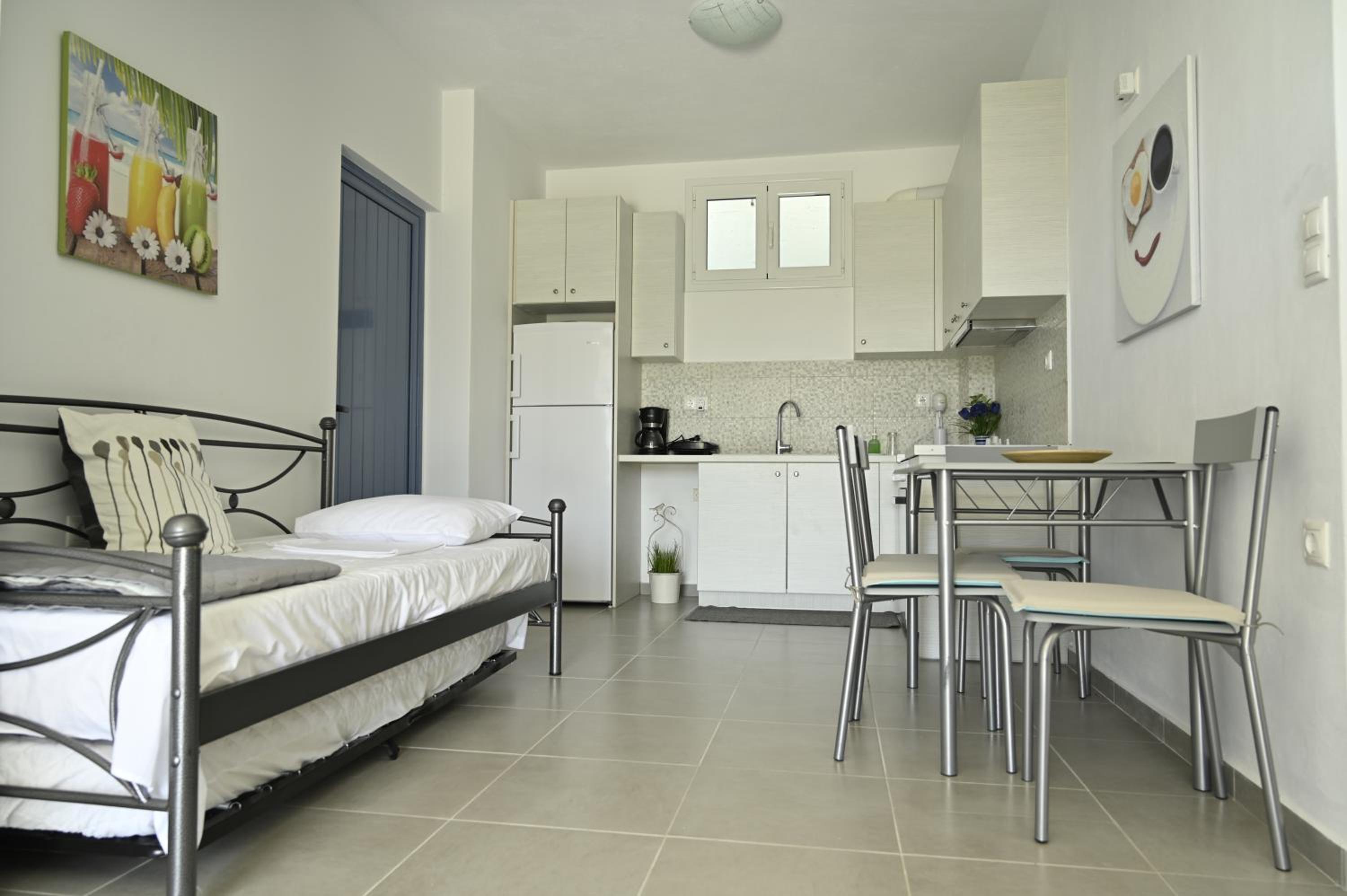 Isidoros Apartments