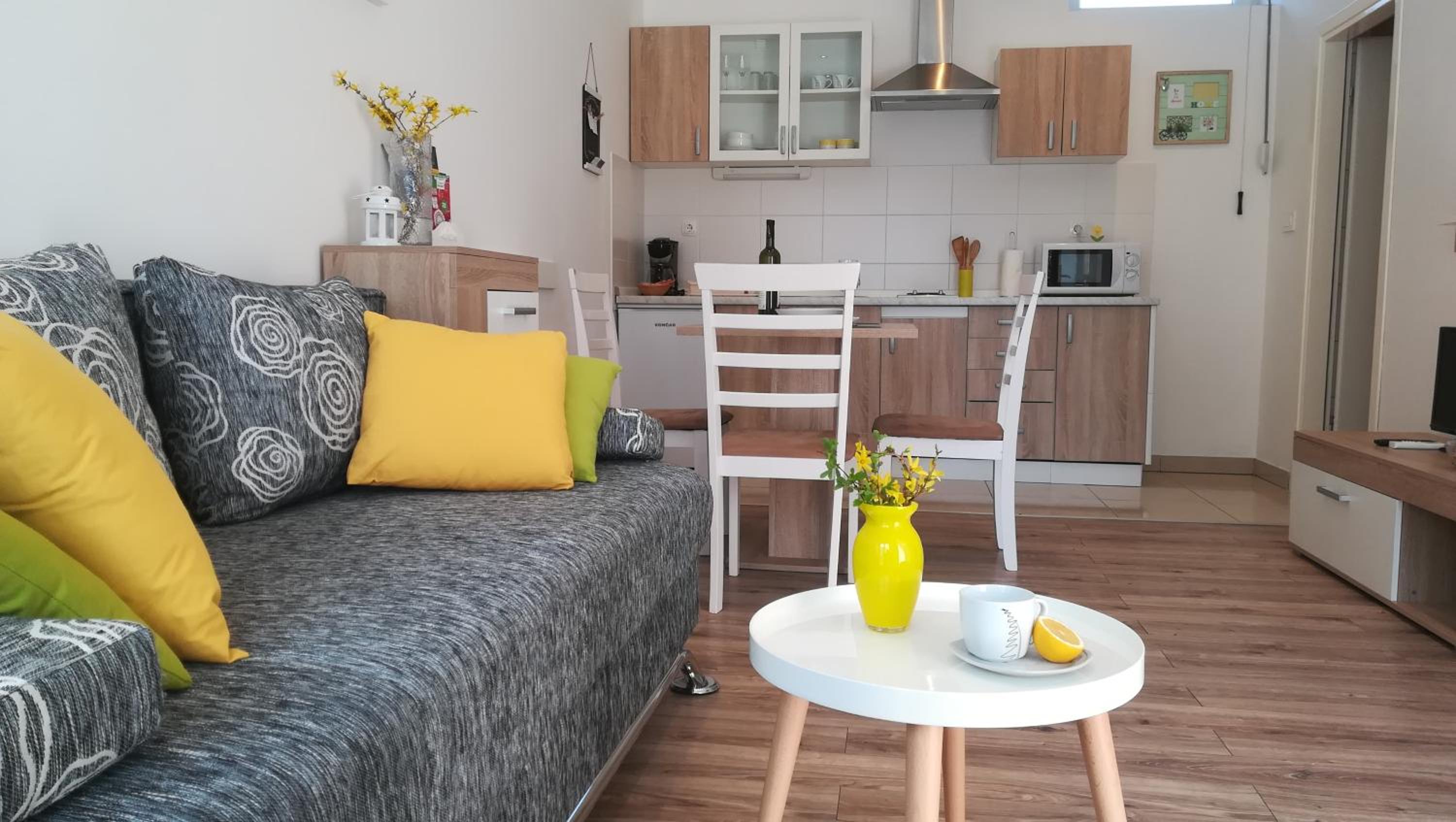 Apartment near center,beach,bus +free parking view 2