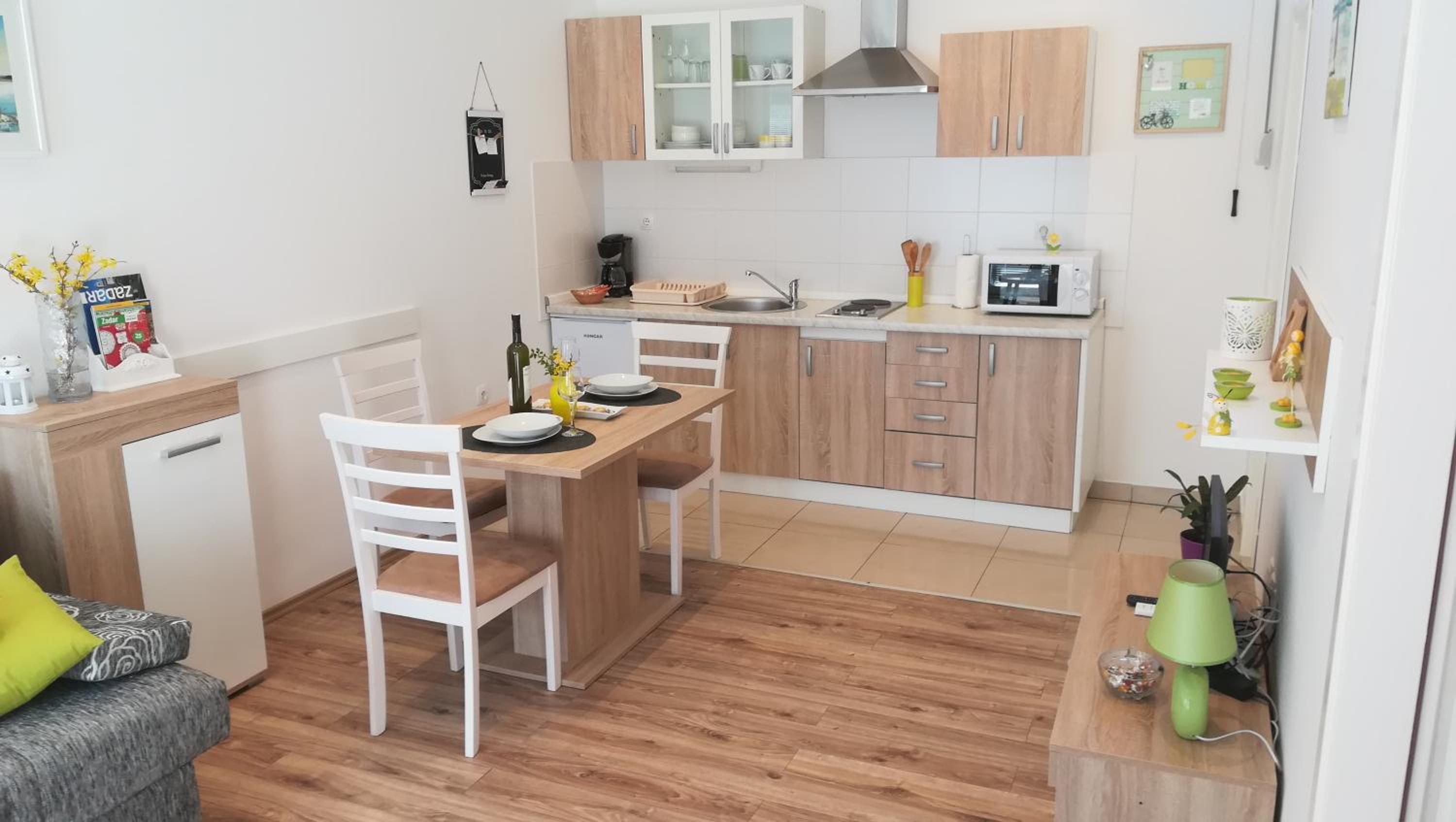 Apartment near center,beach,bus +free parking view 4