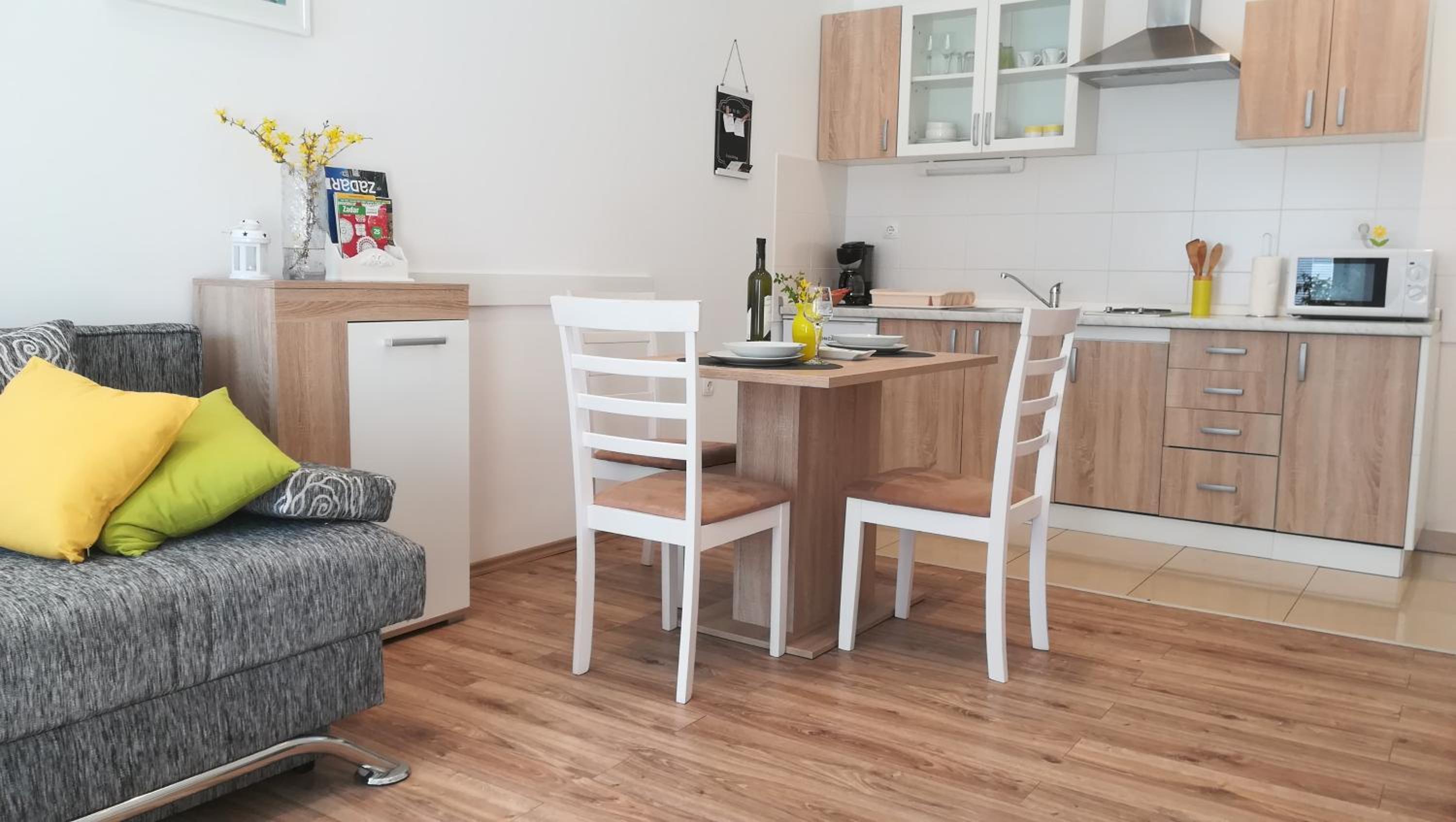 Apartment near center,beach,bus +free parking view 5