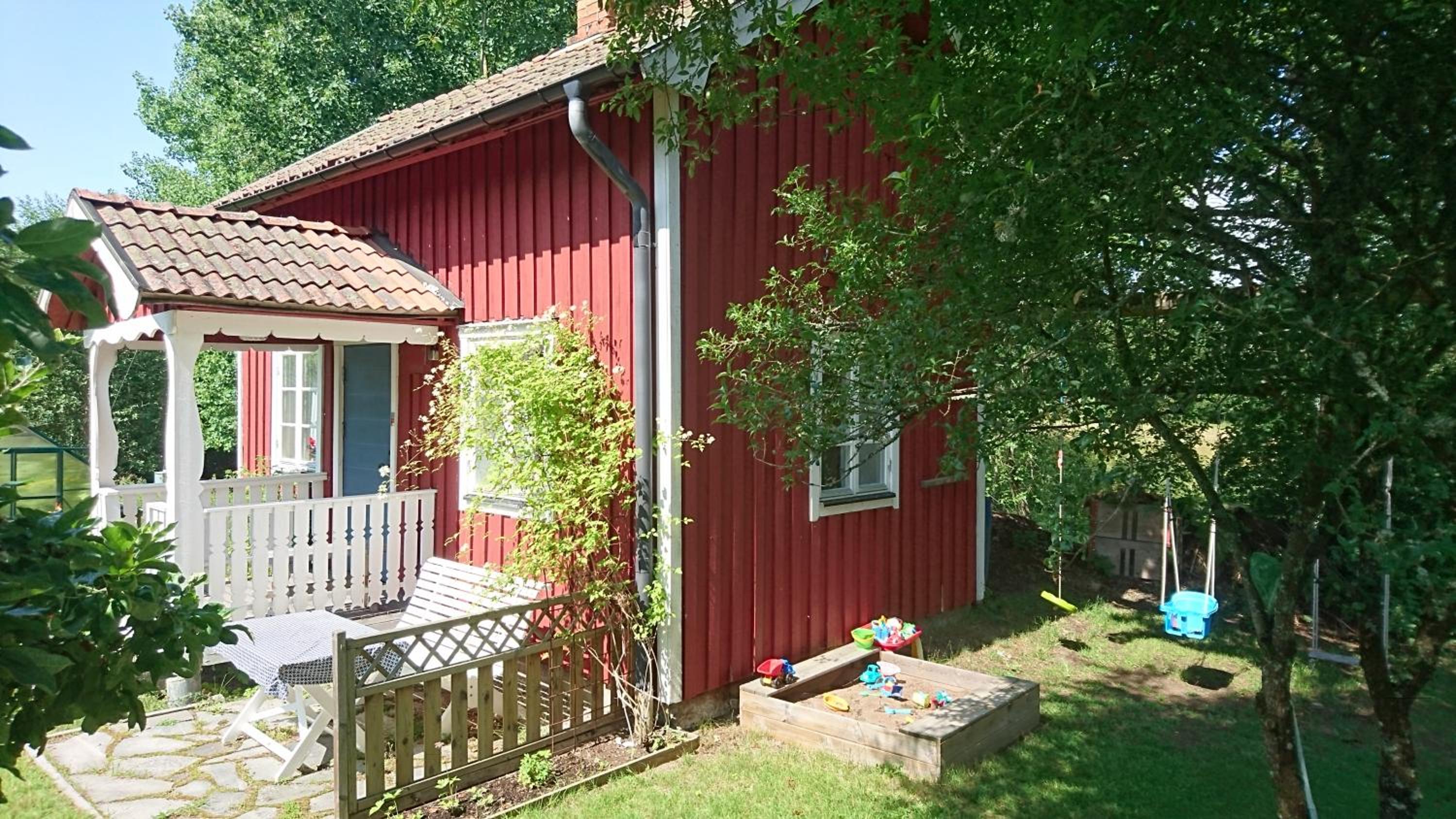 RÖDA STUGAN PÅ SLINKEN view 2