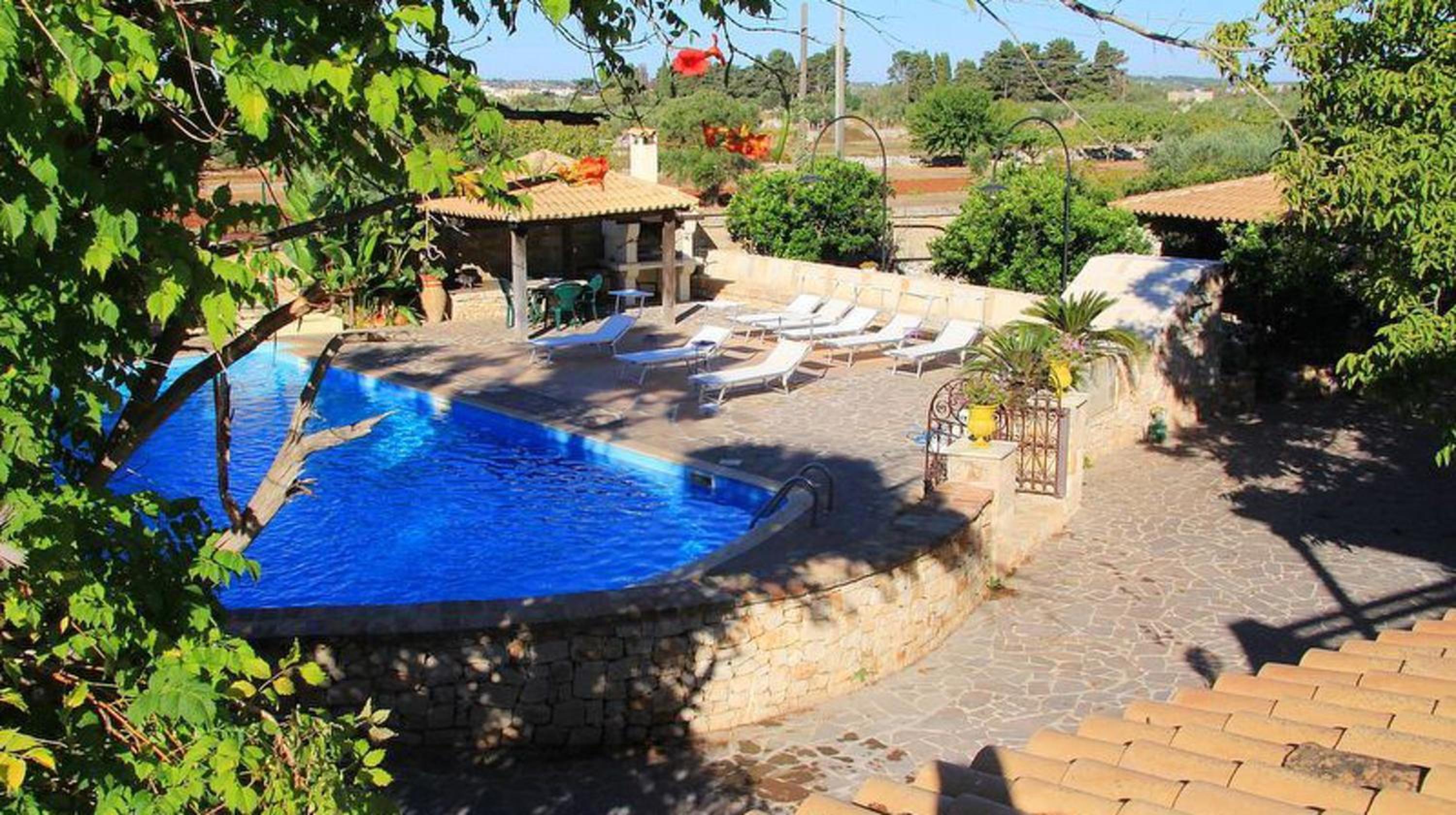 2 bedrooms appartement with shared pool enclosed garden and wifi at Castrignano del Capo 4 km away from the beach