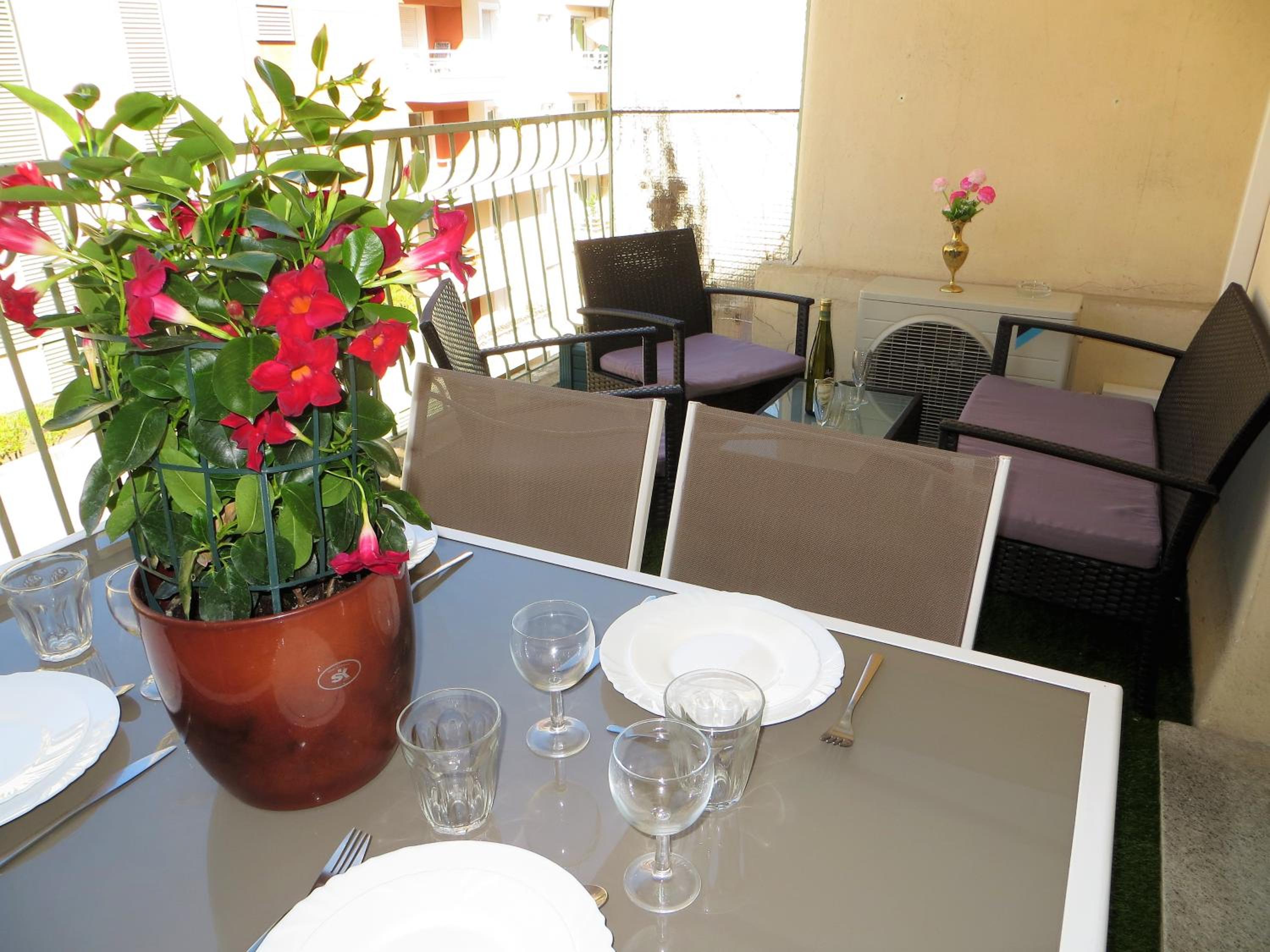 9 Avenue de Carras view 3